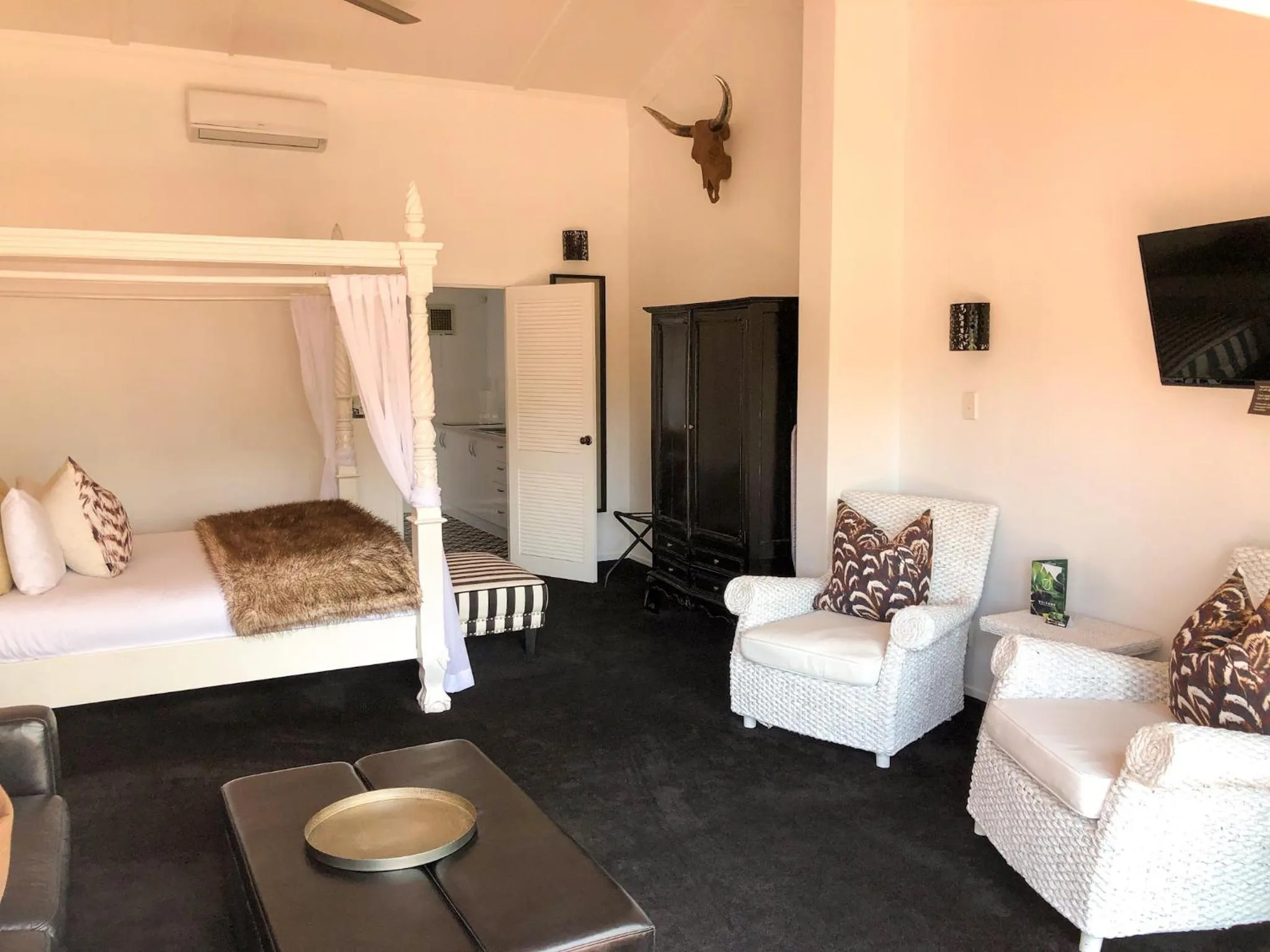 Seating area, Bed in Orewa Beachcomber