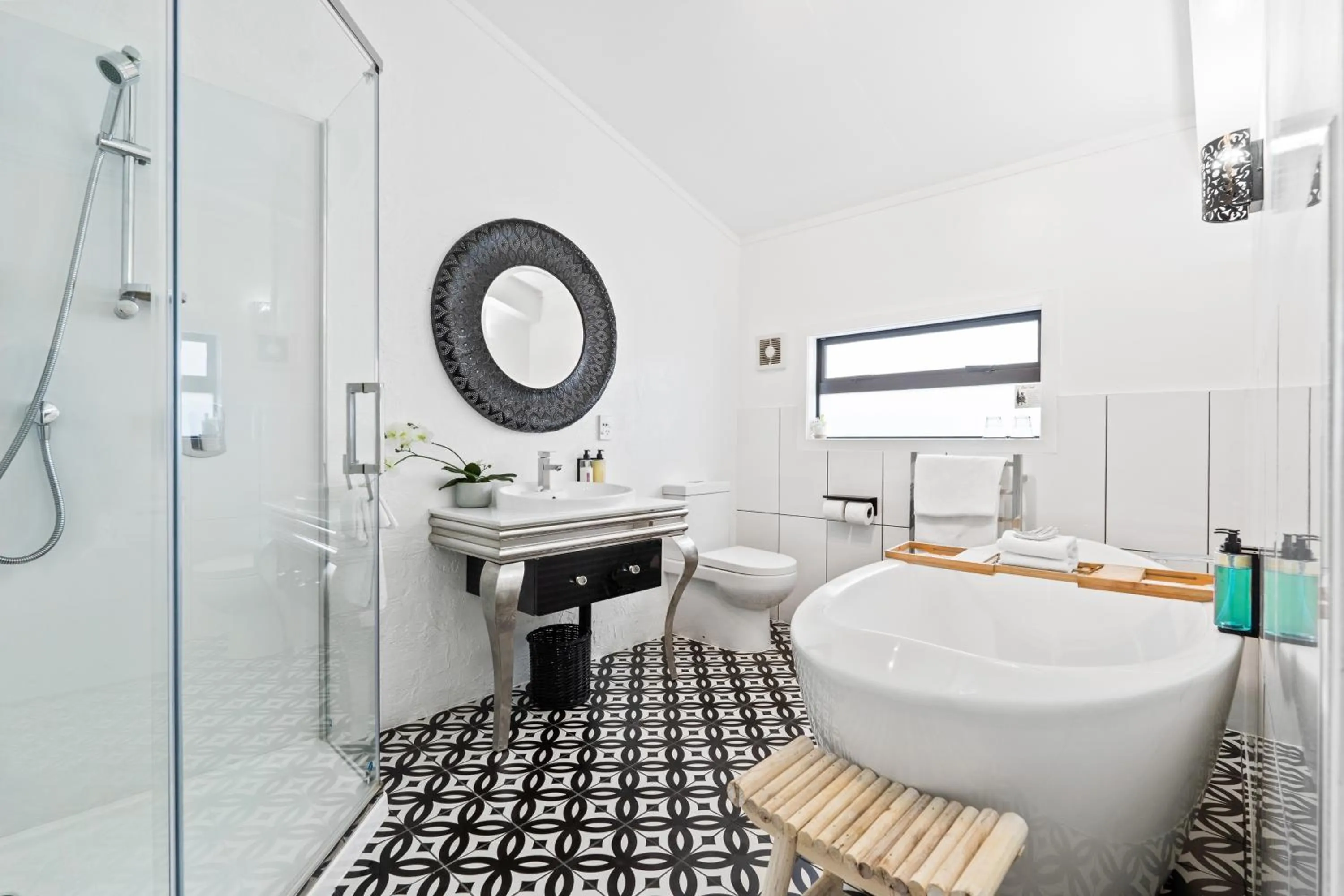 Bath in Orewa Beachcomber