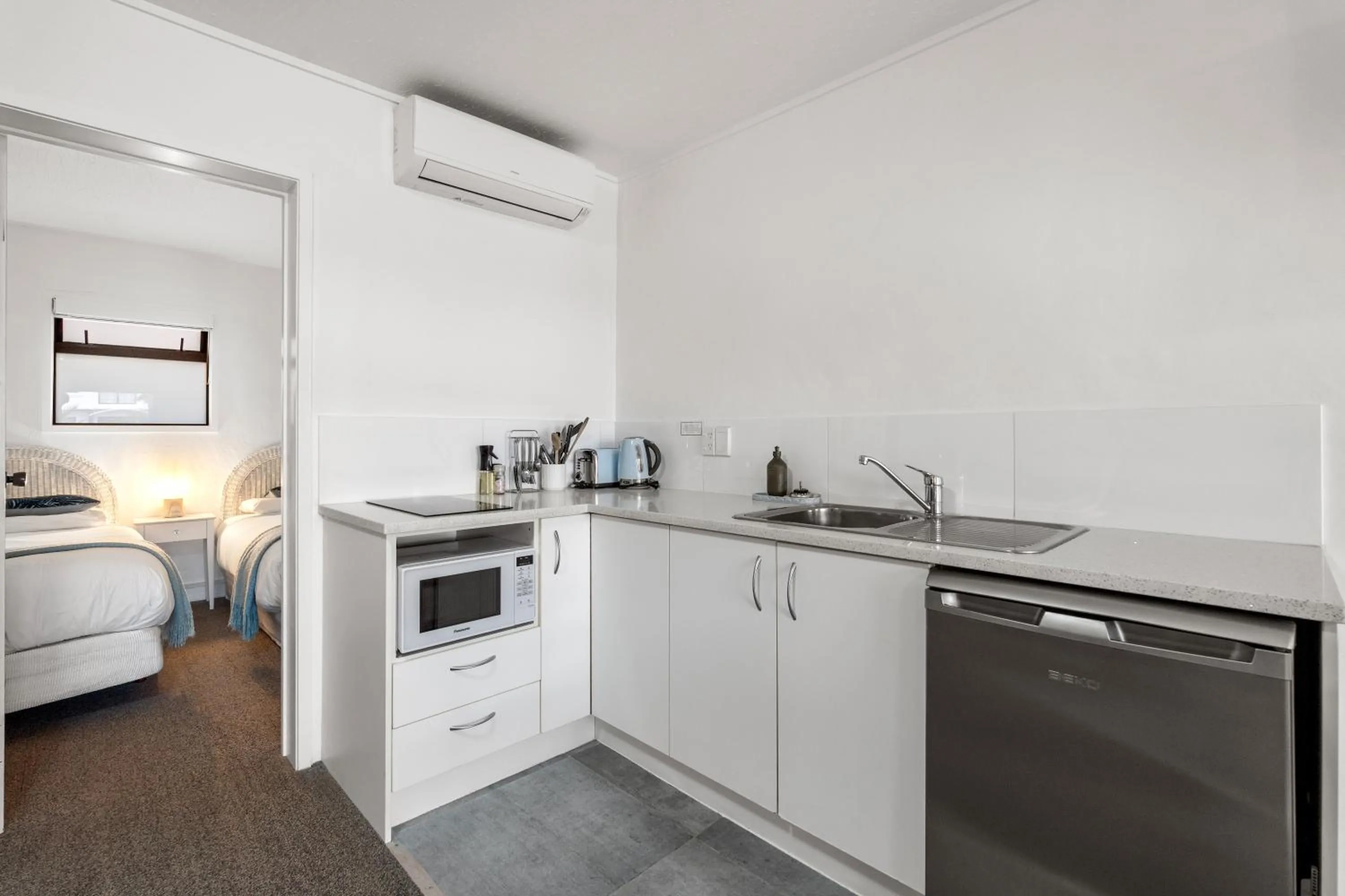 kitchen, Bed in Orewa Beachcomber