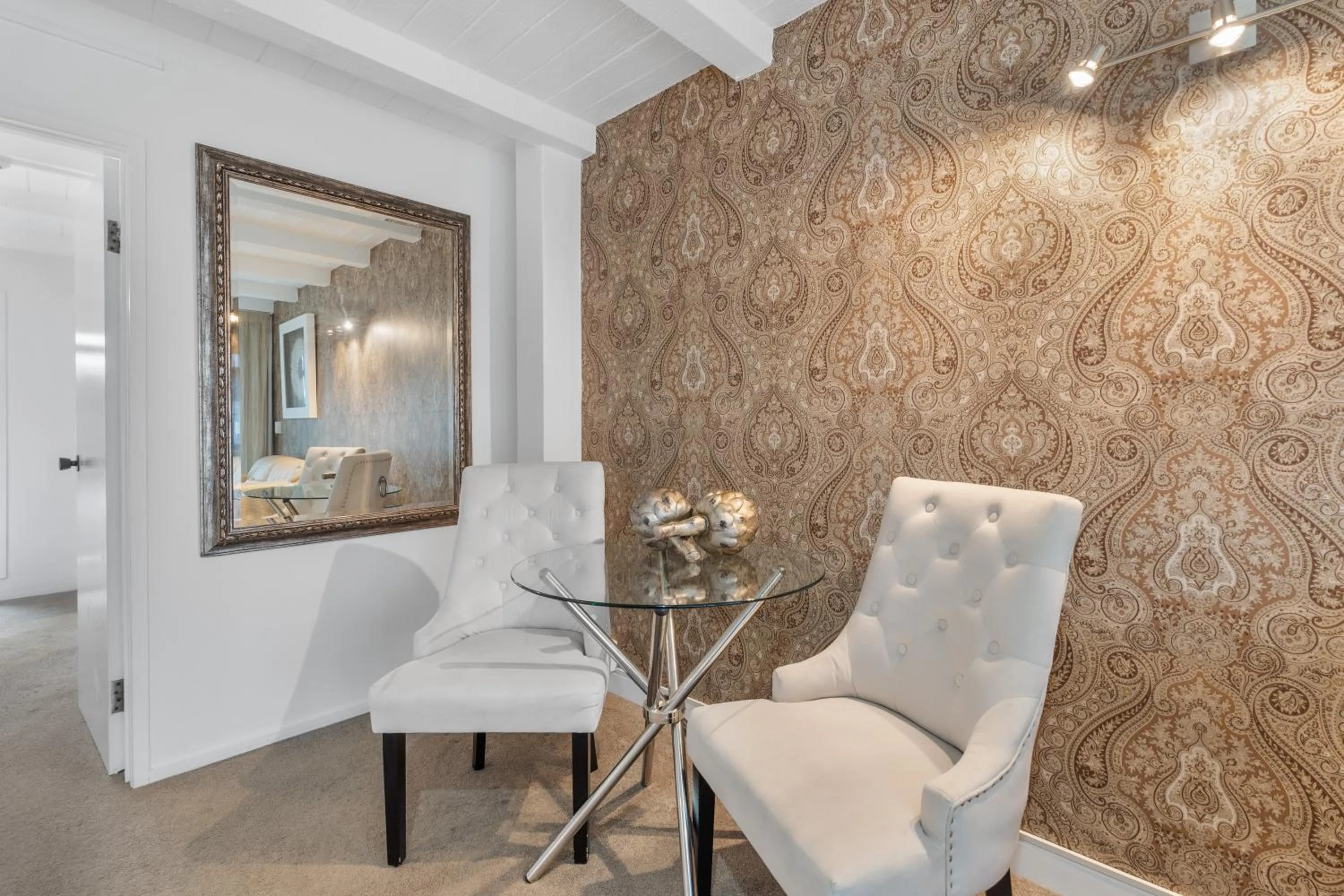 Dining area in Orewa Beachcomber