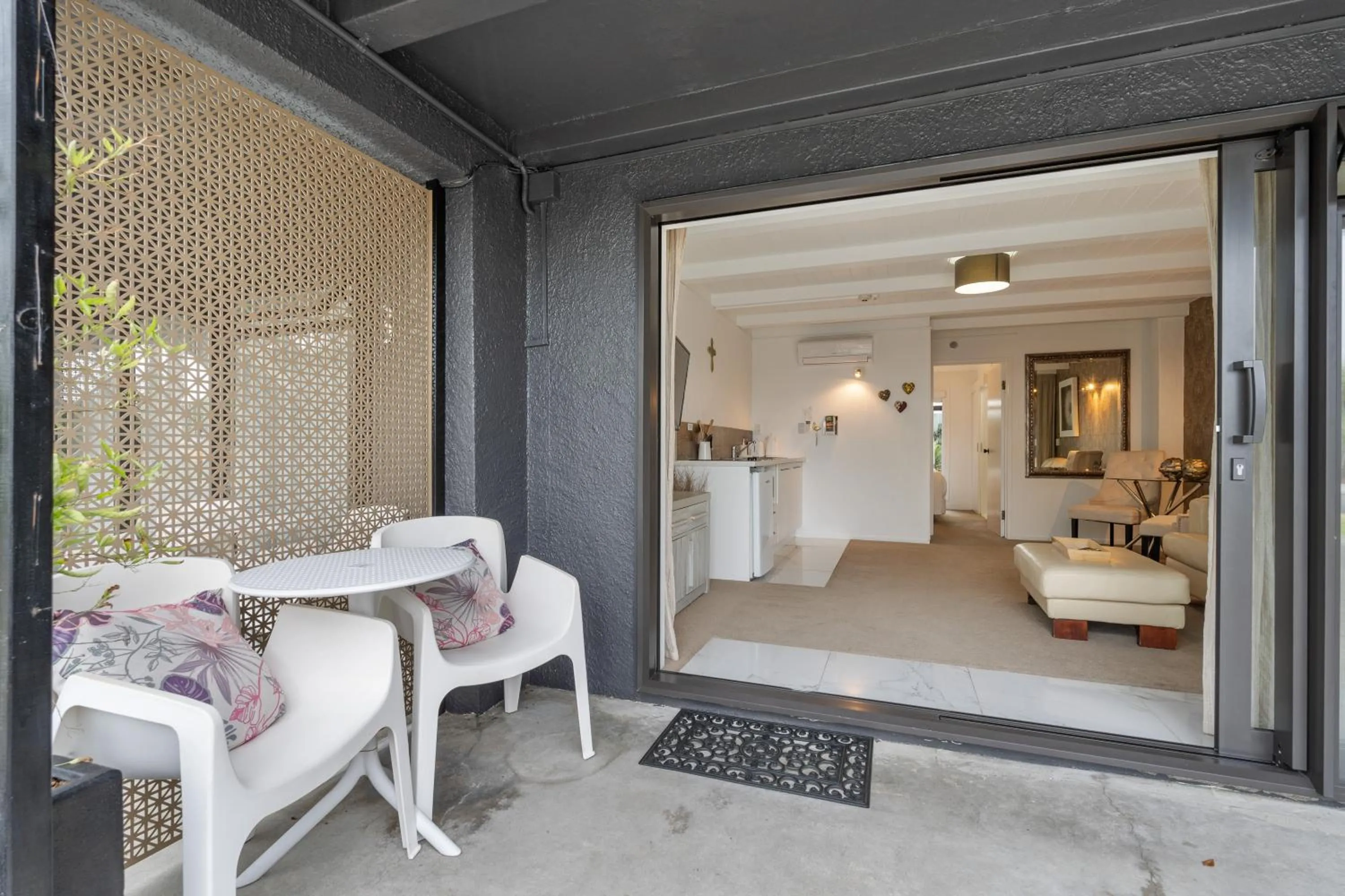 Patio, Bed in Orewa Beachcomber