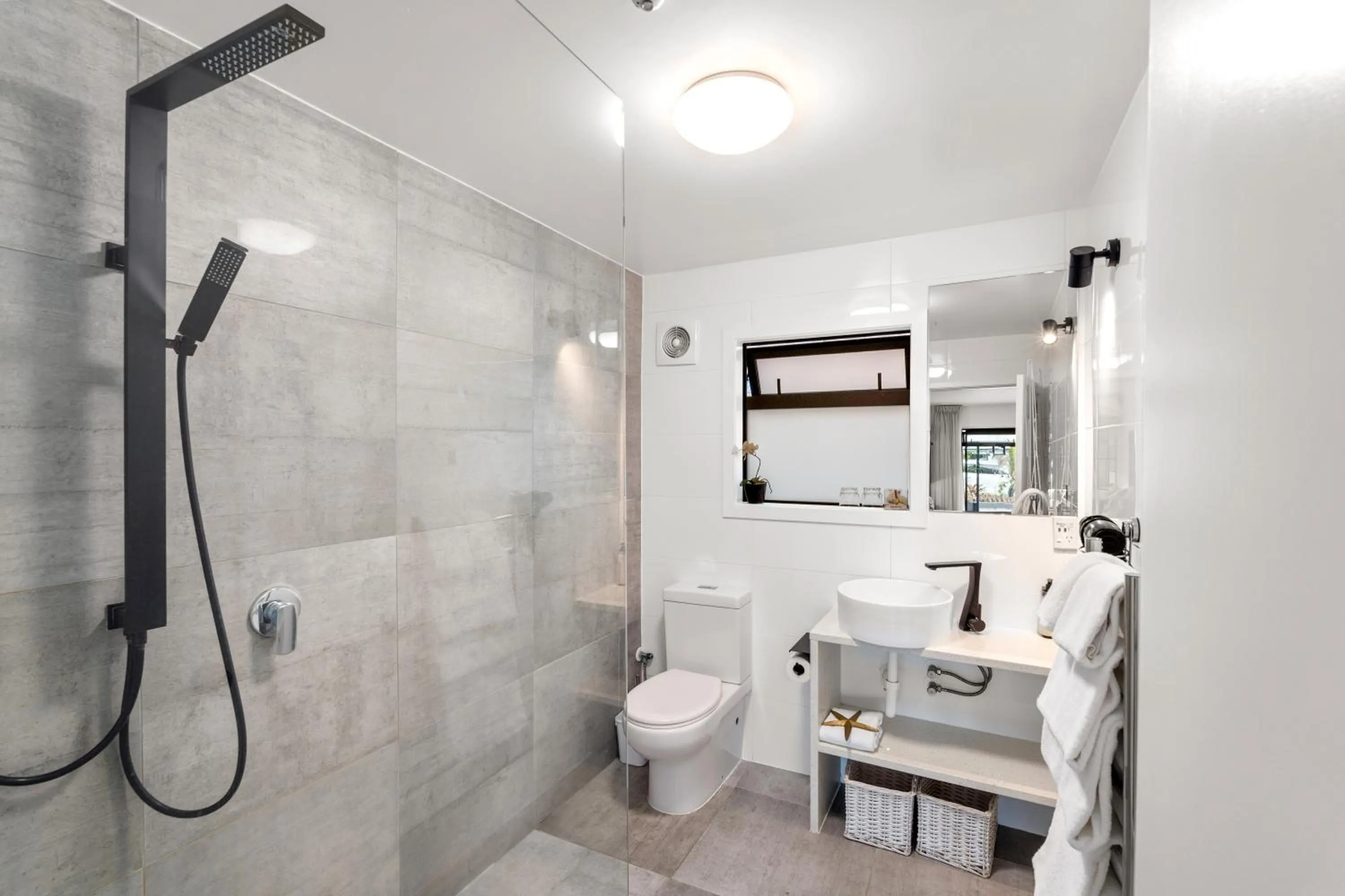 Bathroom in Orewa Beachcomber