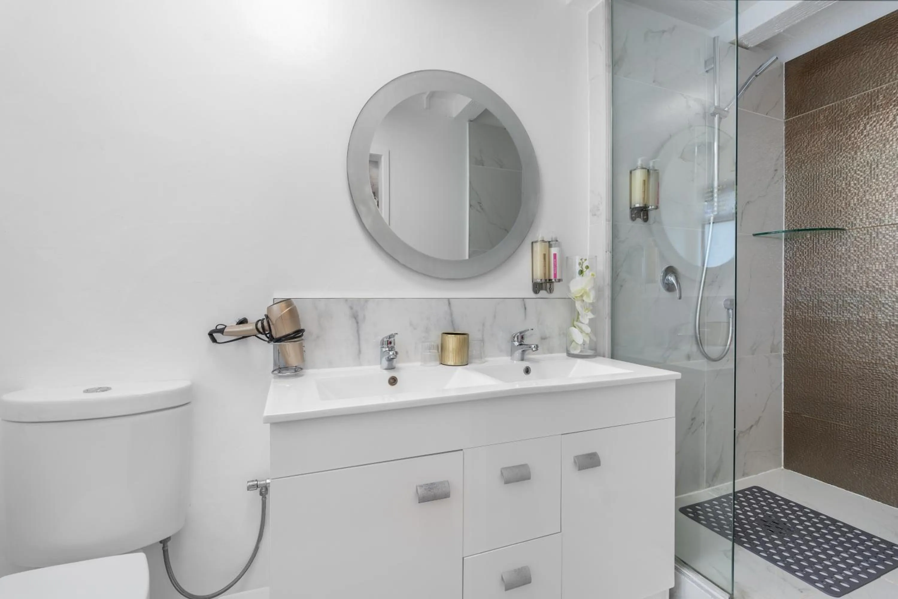 Toilet in Orewa Beachcomber