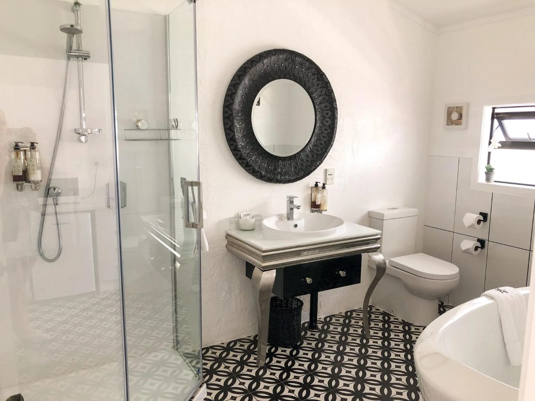 Bathroom in Orewa Beachcomber