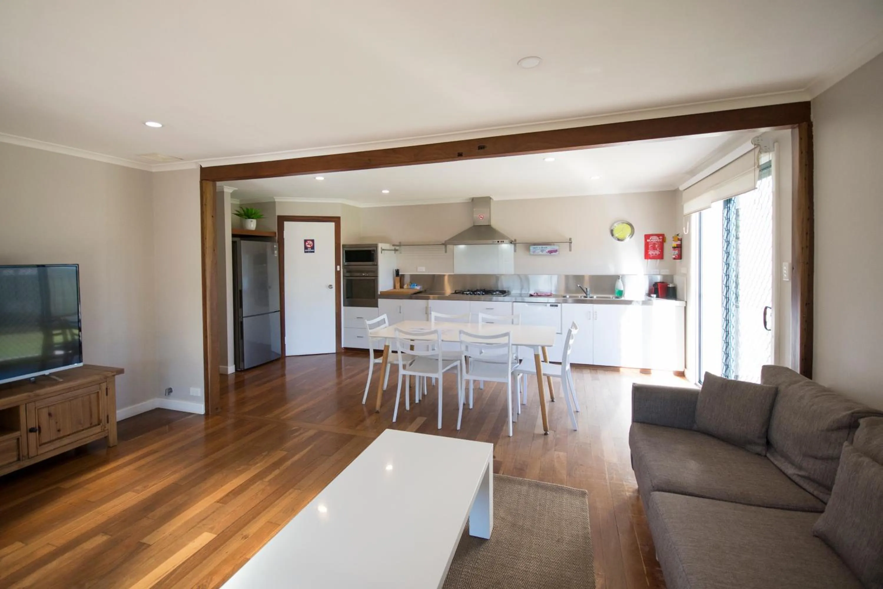 TV and multimedia in Clearwater Motel Apartments