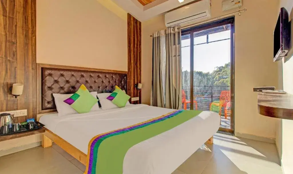 Balcony/Terrace, Bed in Hotel Green Woods Balcony/Terrace, Bed in Hotel Green Woods