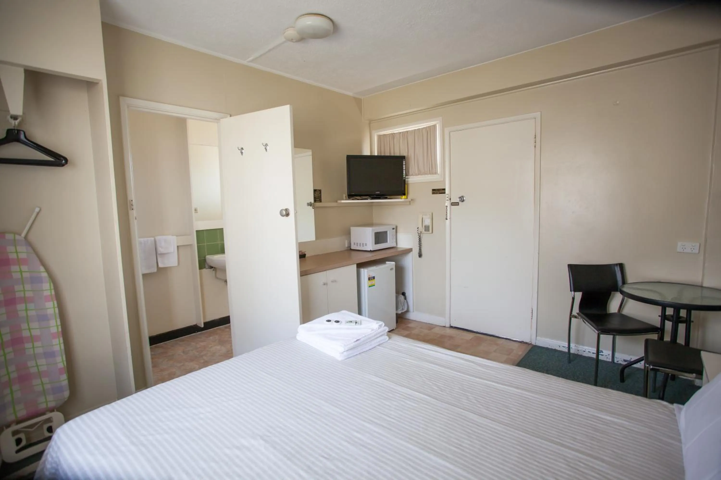 View (from property/room), Bed in Corio Bay Motel