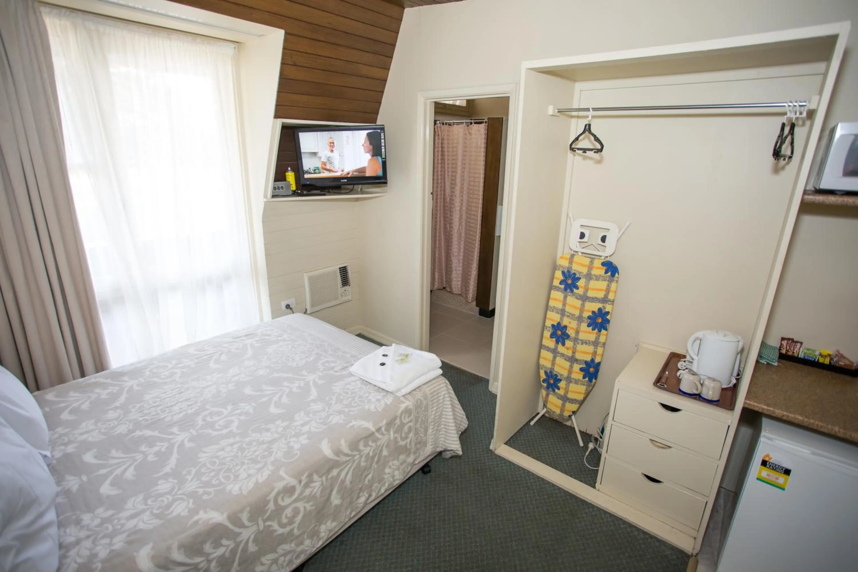 View (from property/room), Bed in Corio Bay Motel