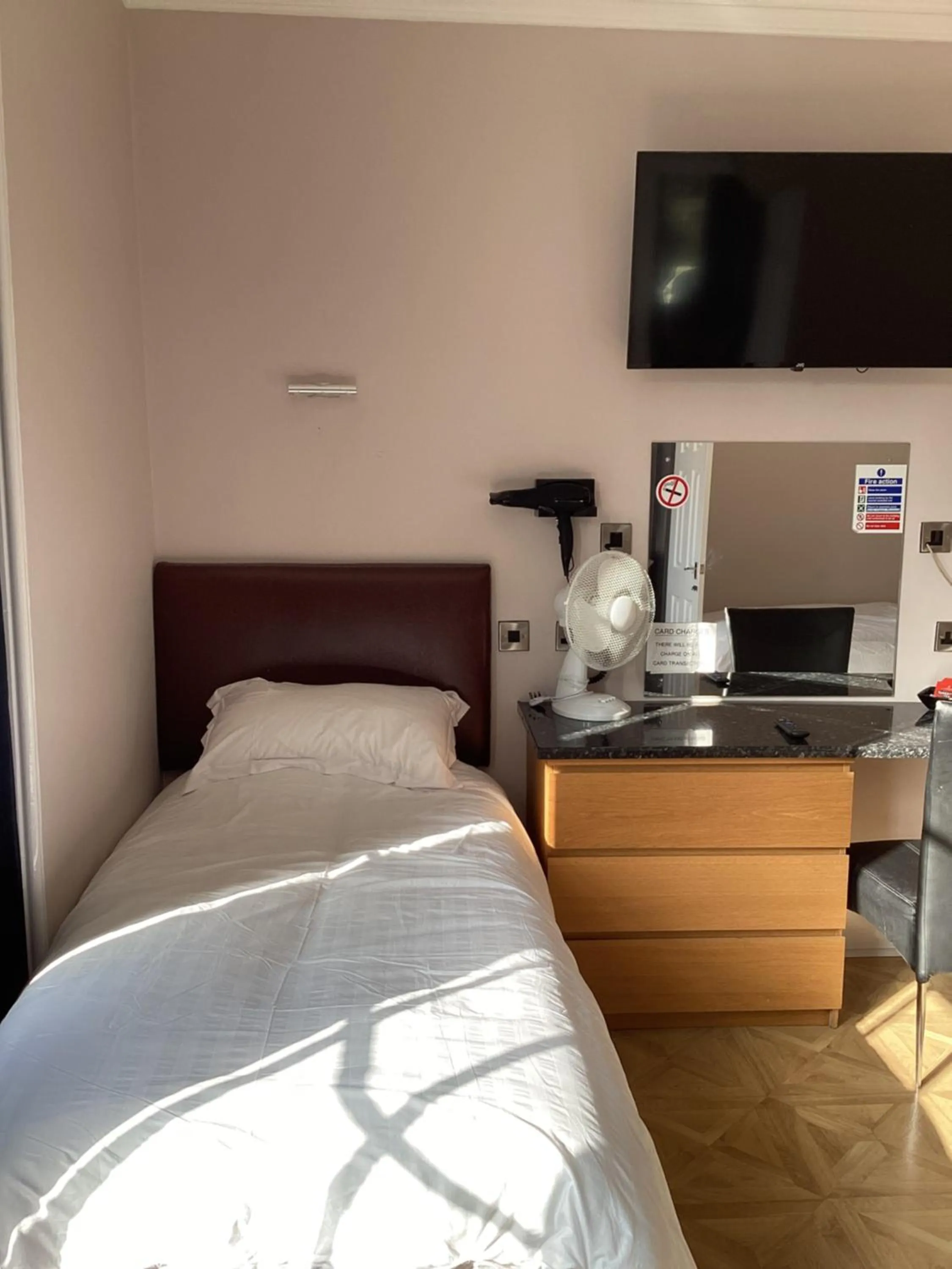 TV and multimedia, Bed in Aachen Hotel