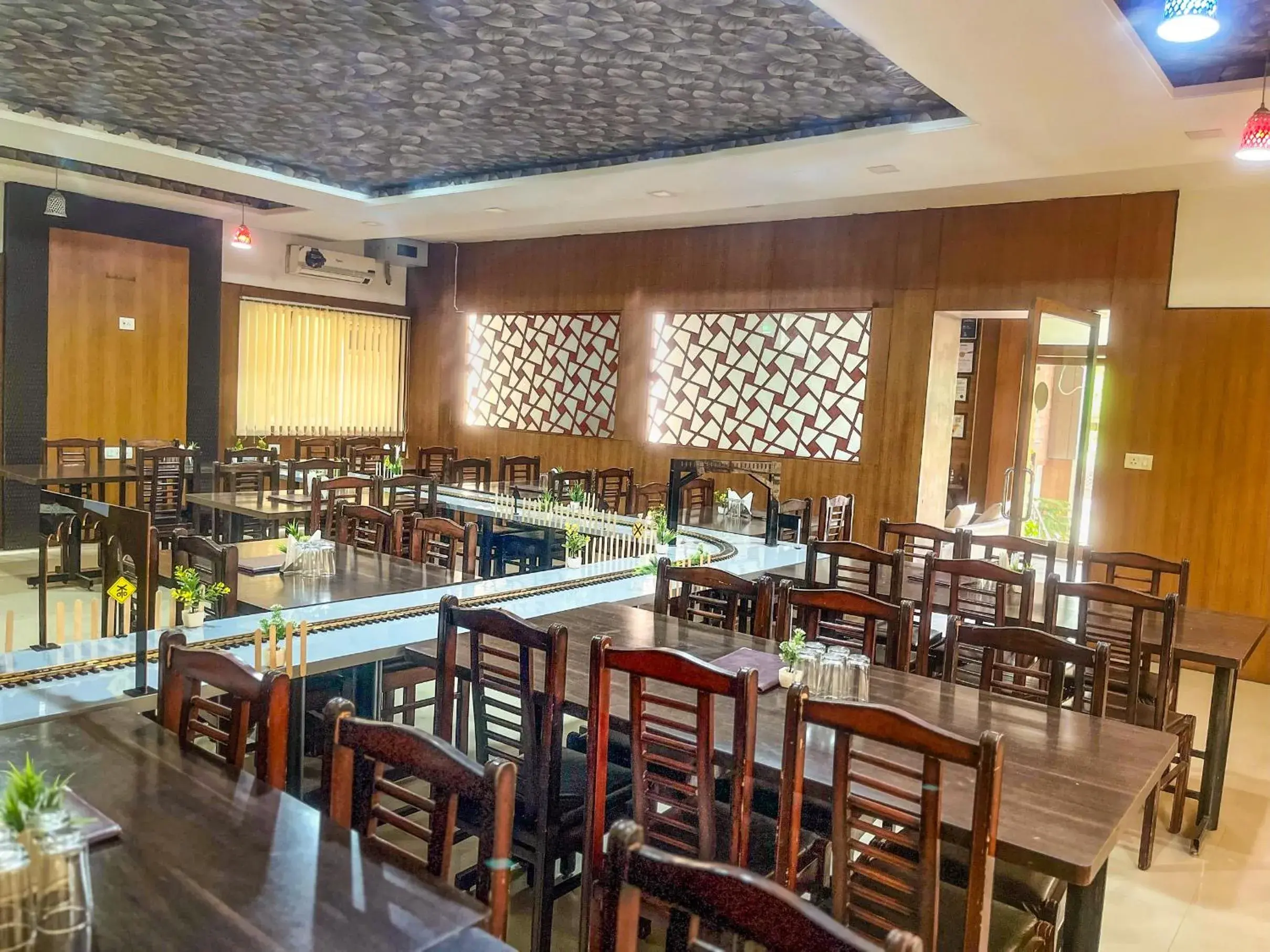 Restaurant/places to eat in Narayans Leela Inn Restaurant/places to eat in Narayans Leela Inn