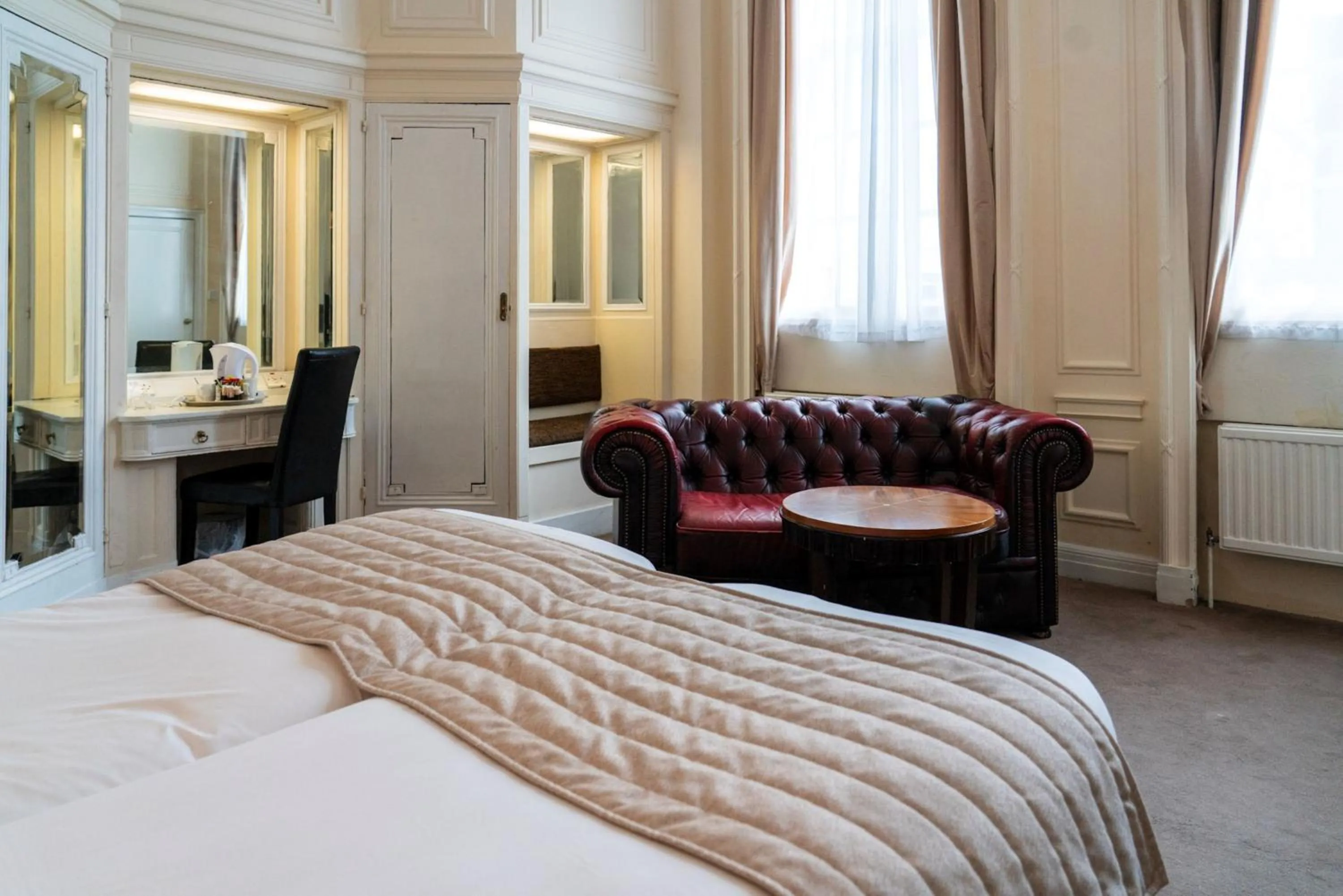 Bed in Adelphi Hotel