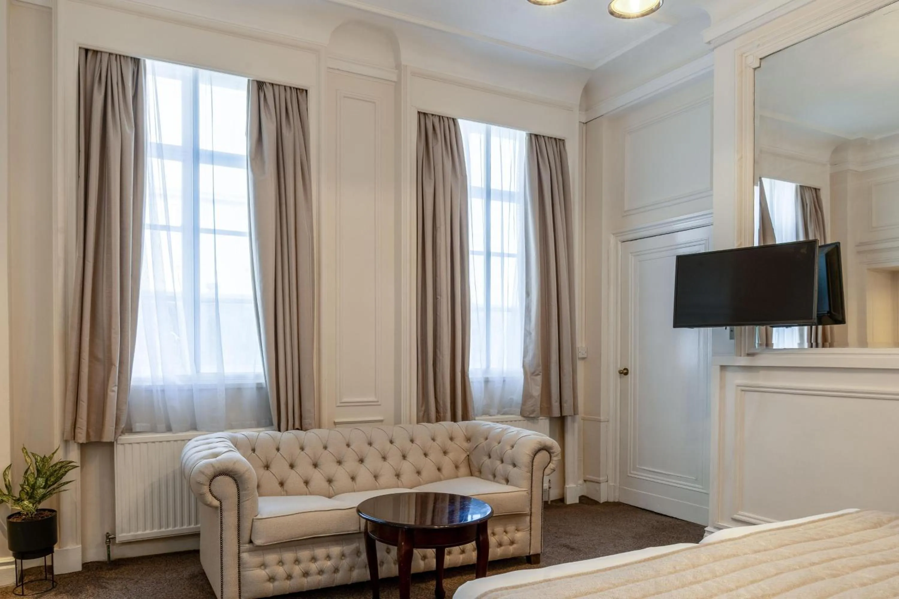 Seating area, Bed in Adelphi Hotel
