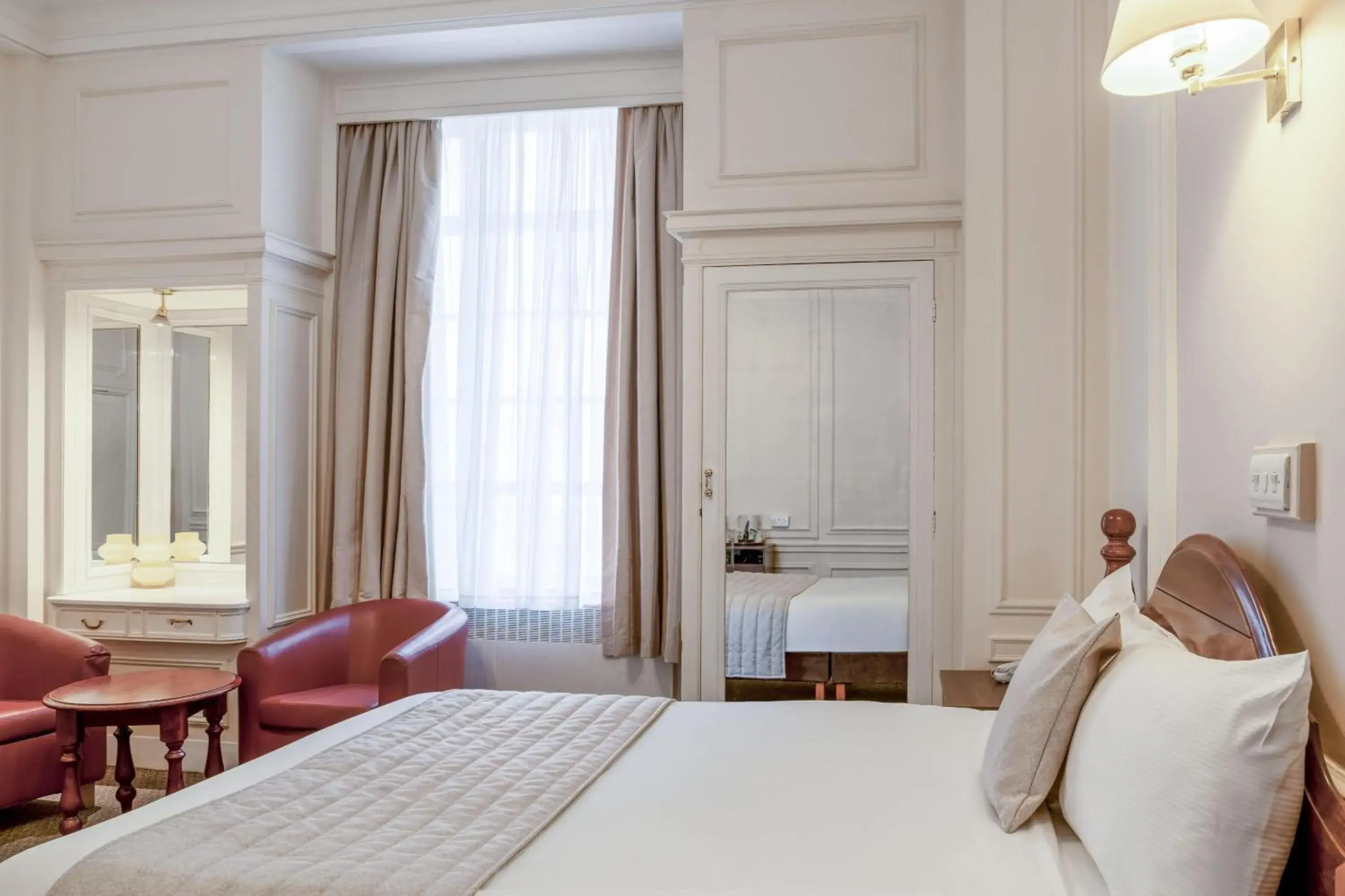 Bed in Adelphi Hotel Bed in Adelphi Hotel