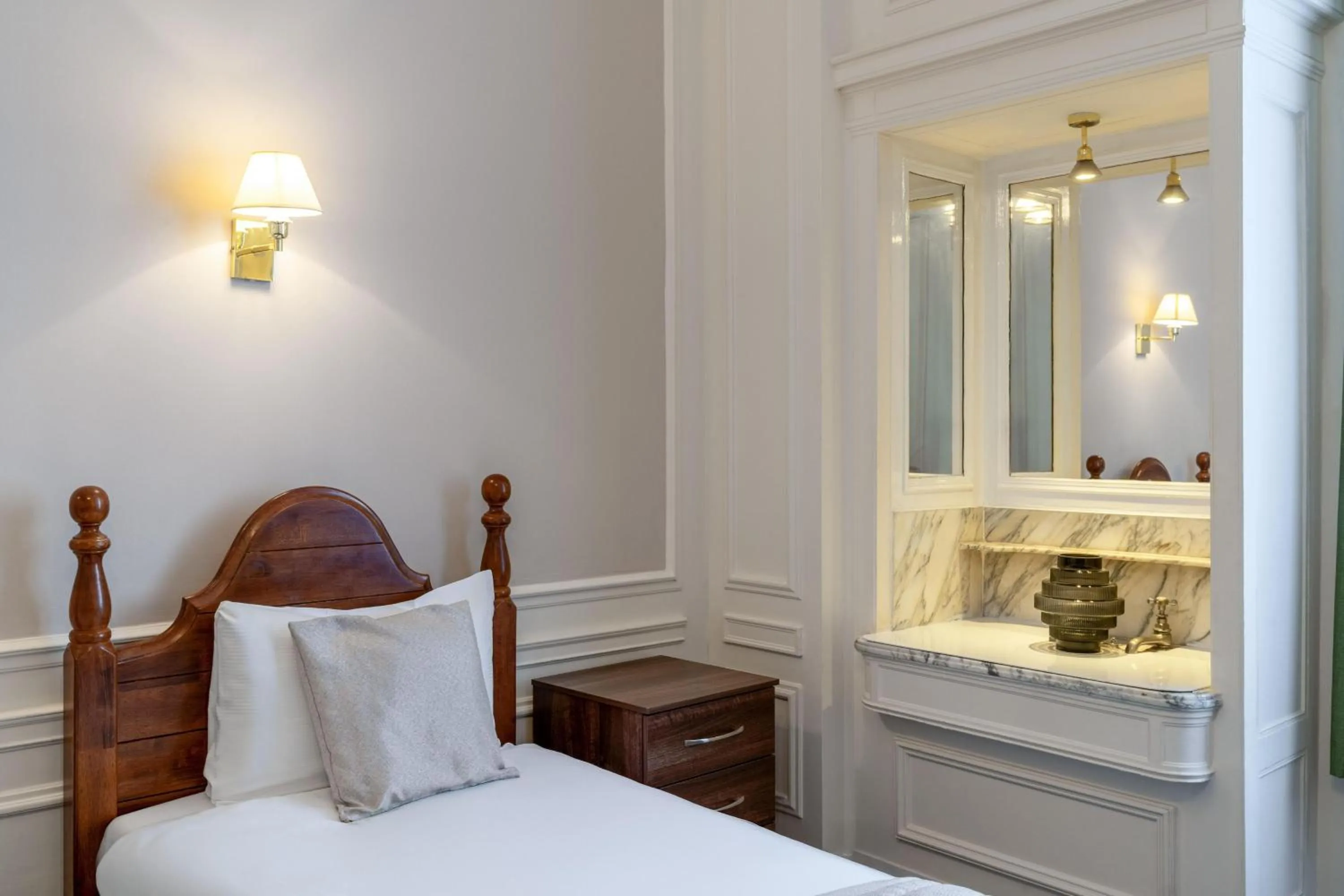 Bed in Adelphi Hotel