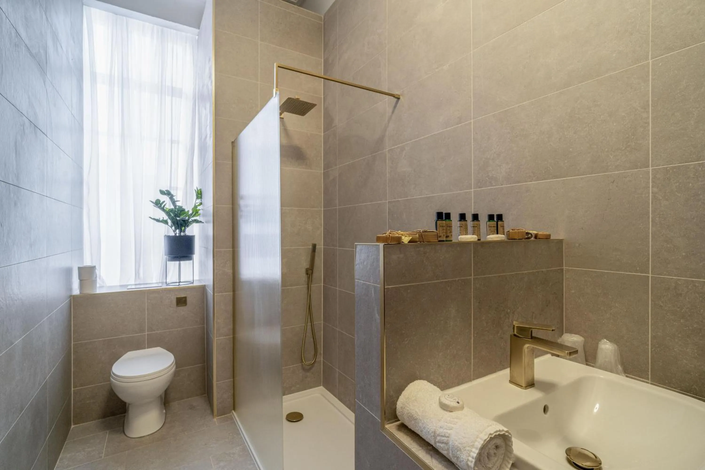 Shower in Adelphi Hotel