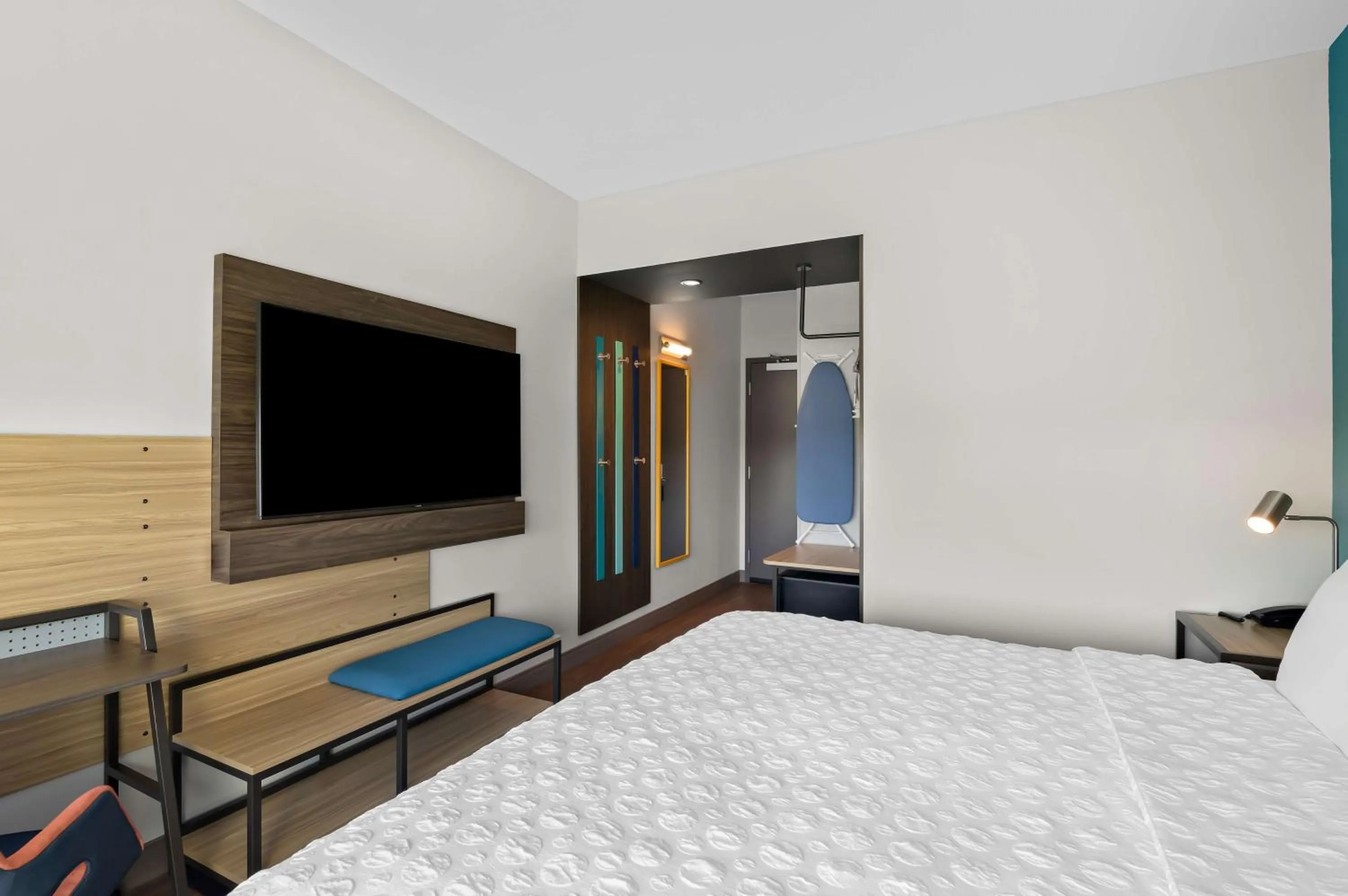 Bed in Tru By Hilton Lexington