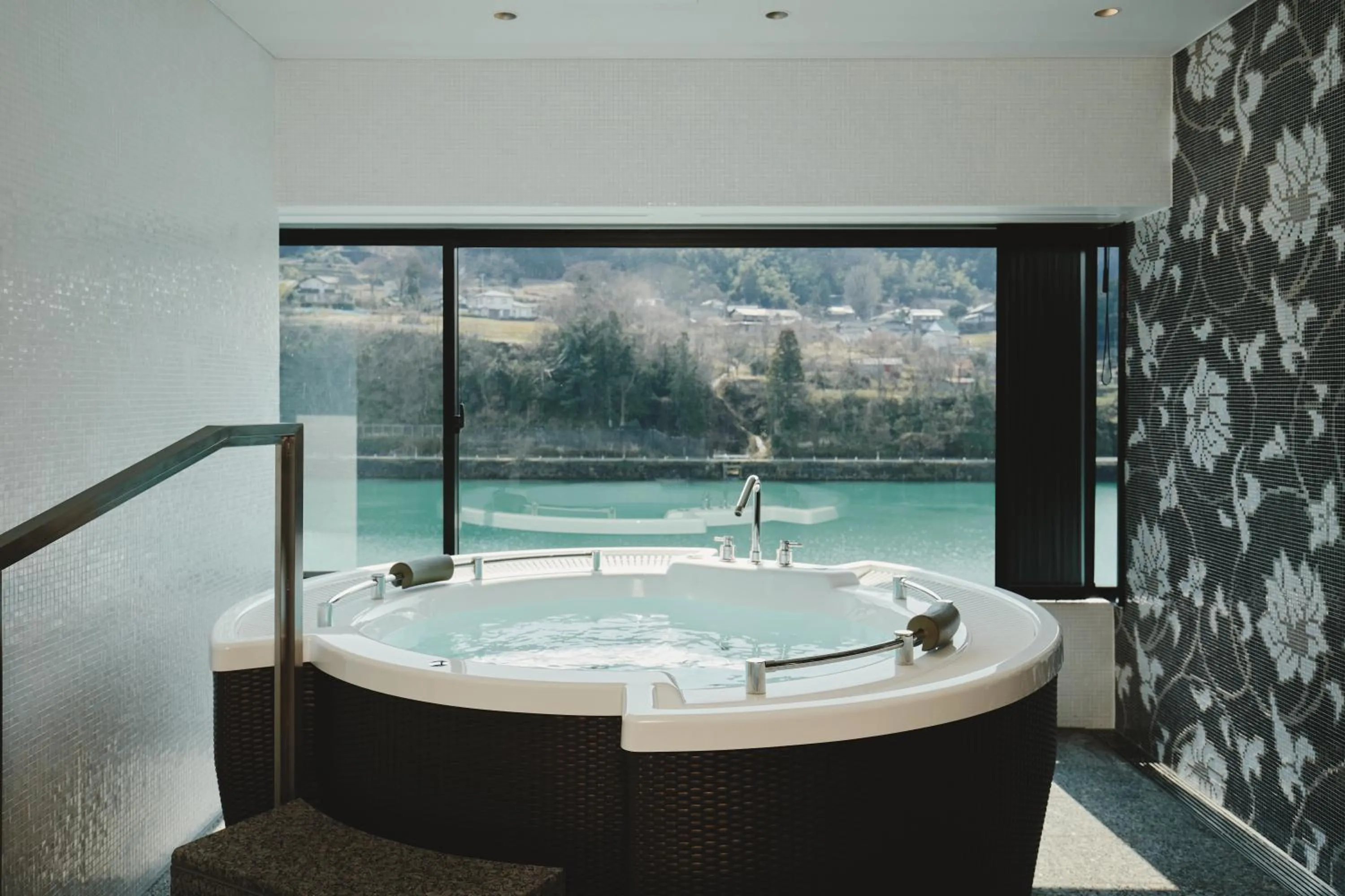 Bath in River Retreat Garaku