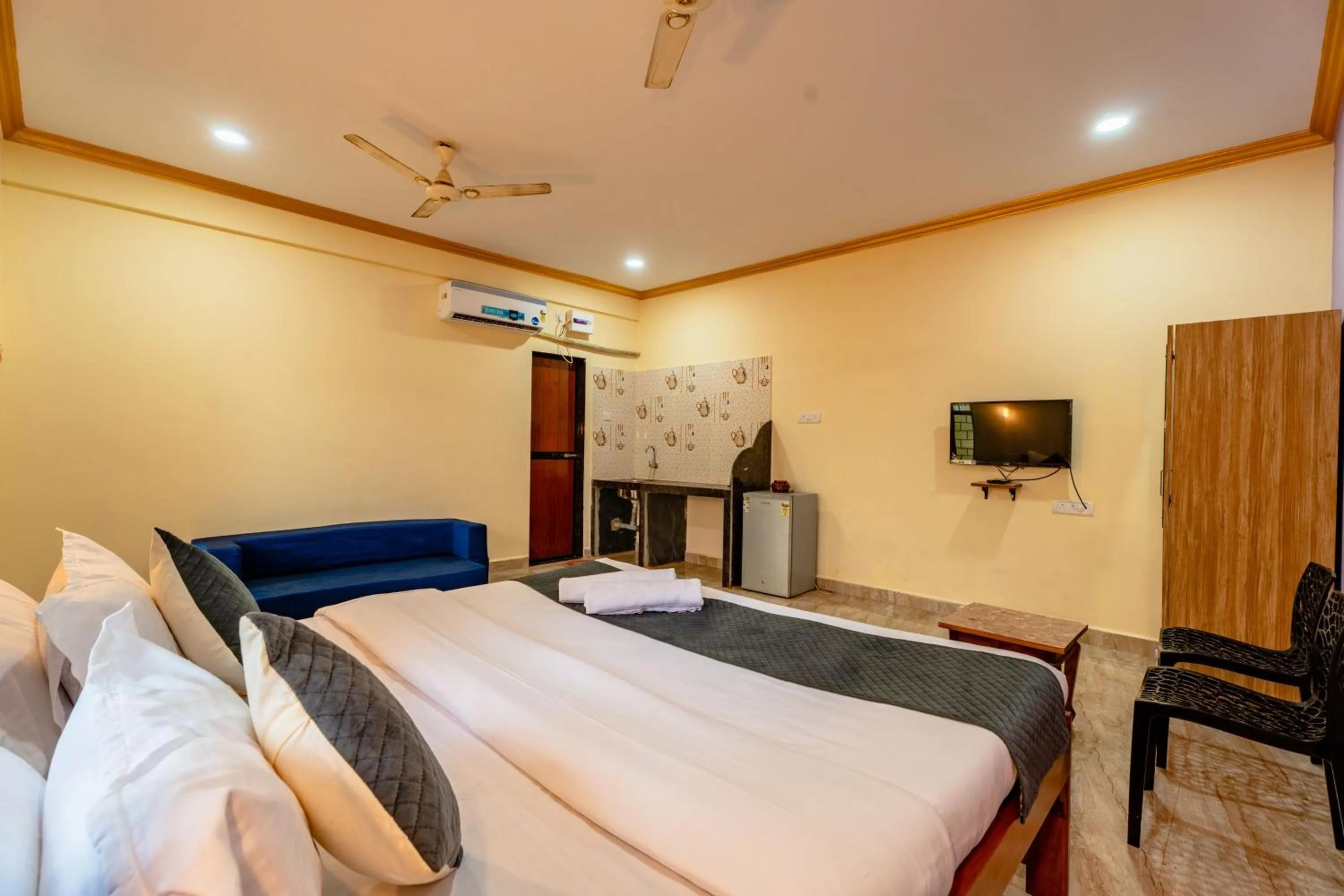 Bed in Tropical Beach Walk