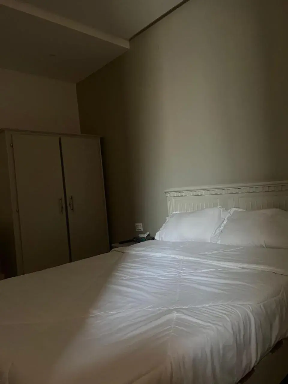 Bedroom, Bed in Hotel Transatlantique Tunis Bedroom, Bed in Hotel Transatlantique Tunis