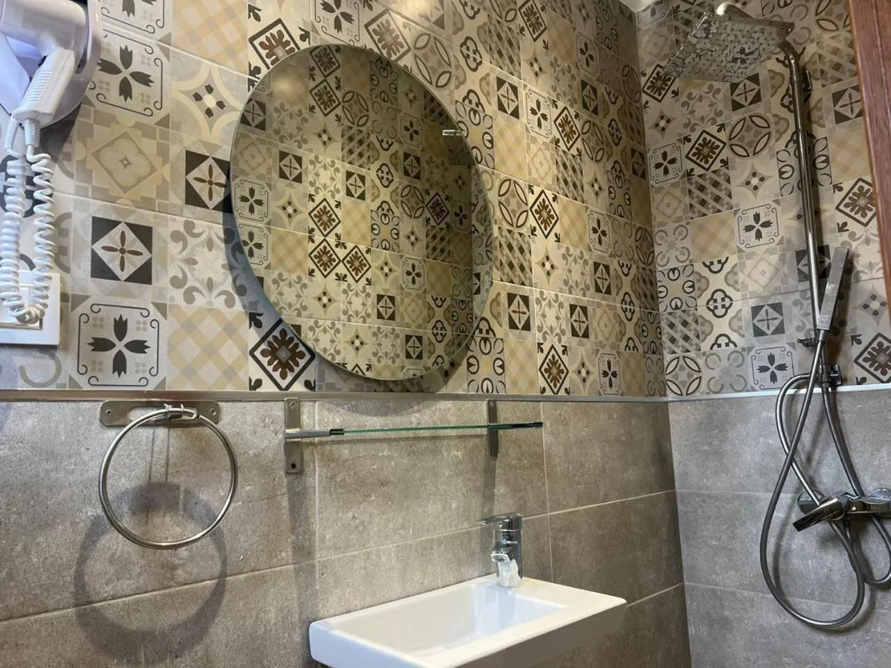 Shower in Hotel Transatlantique Tunis