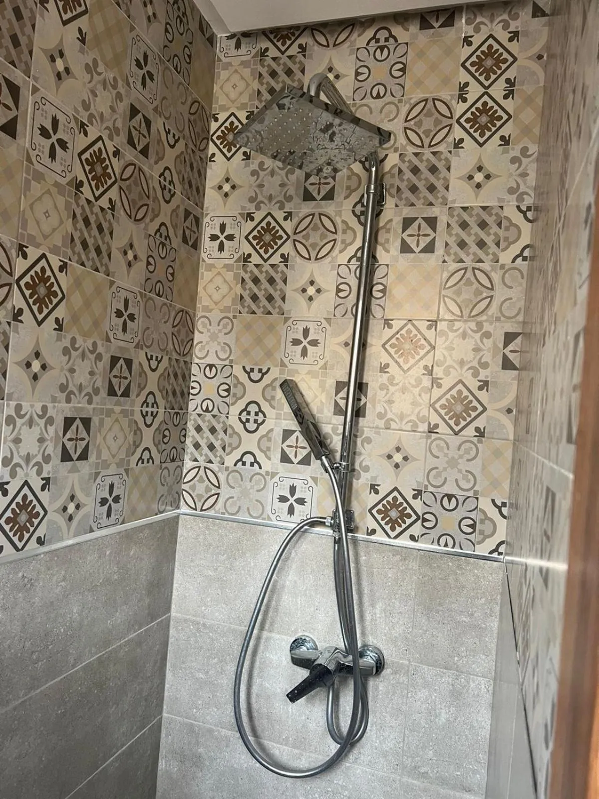 Shower in Hotel Transatlantique Tunis