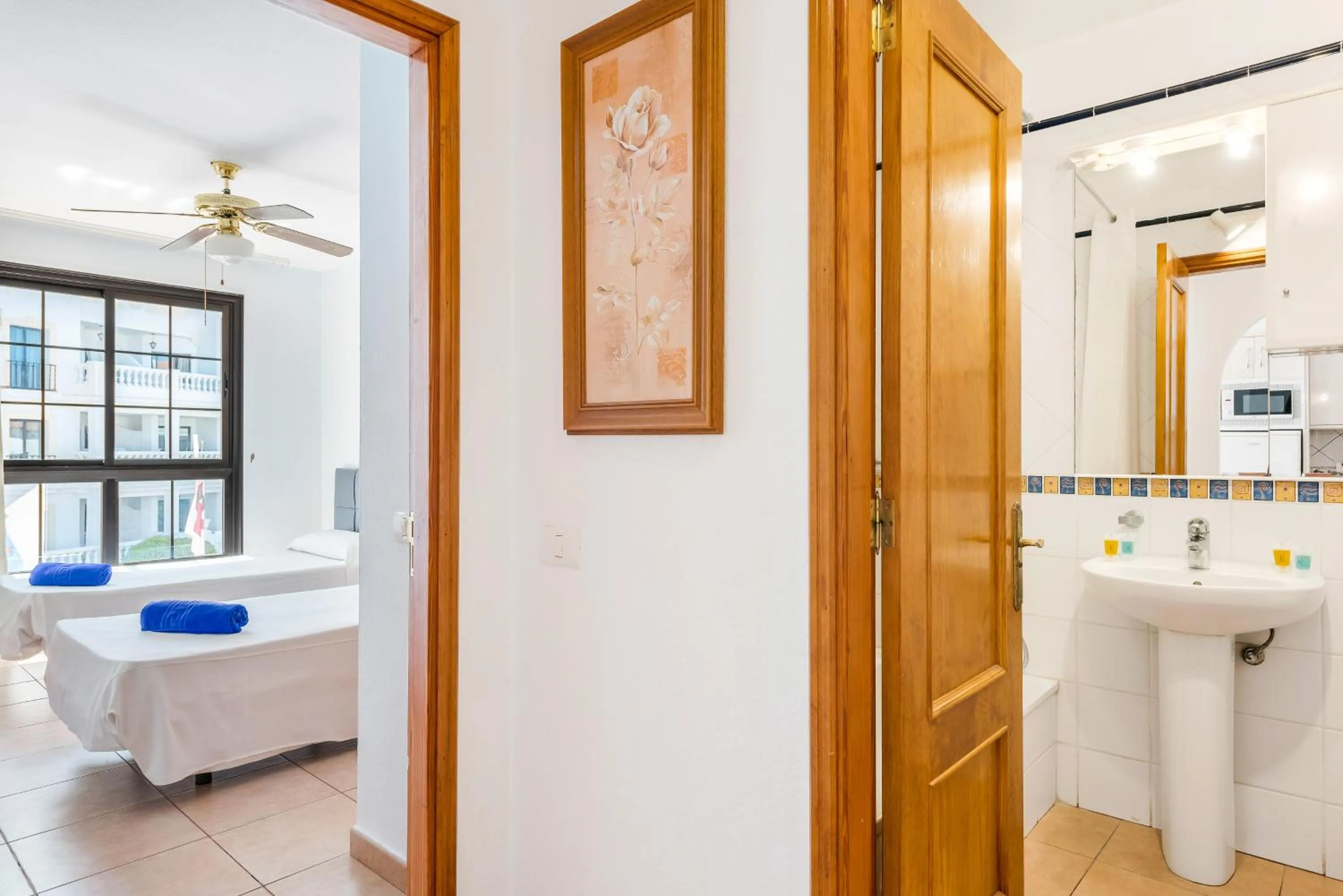 Bathroom, Bed in Club Tenerife Apartments