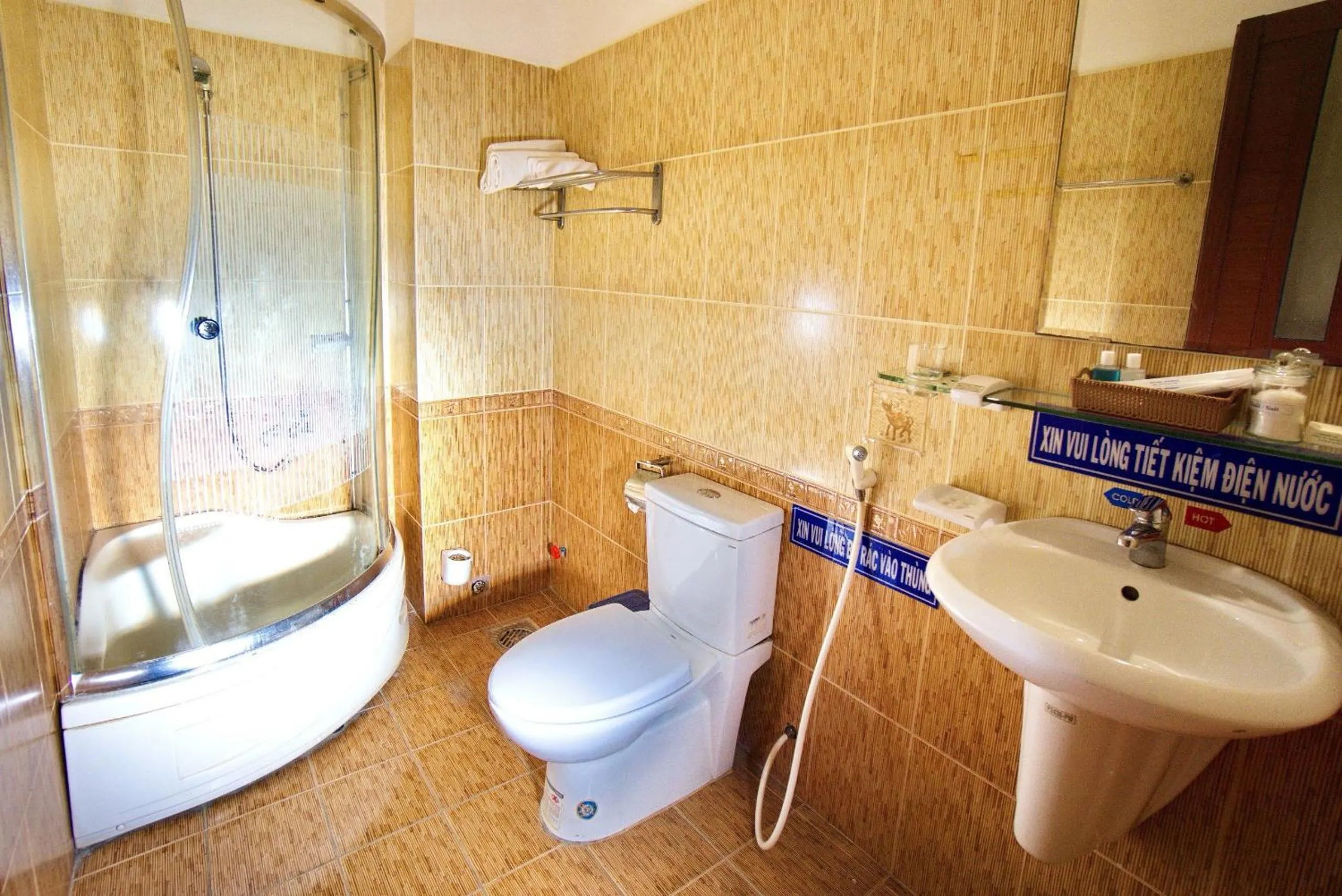 Bathroom in Hotel Hải Châu