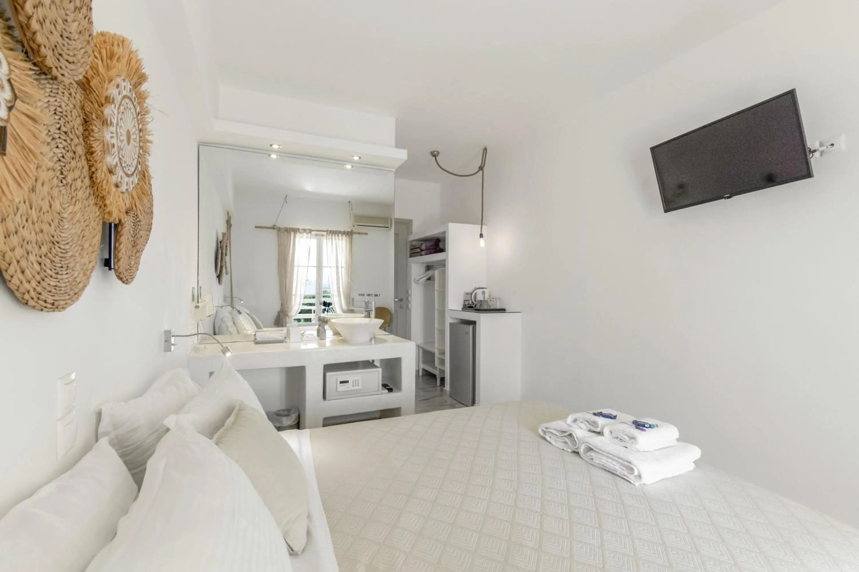 Photo of the whole room, Bed in Margarita Studios Ambelas