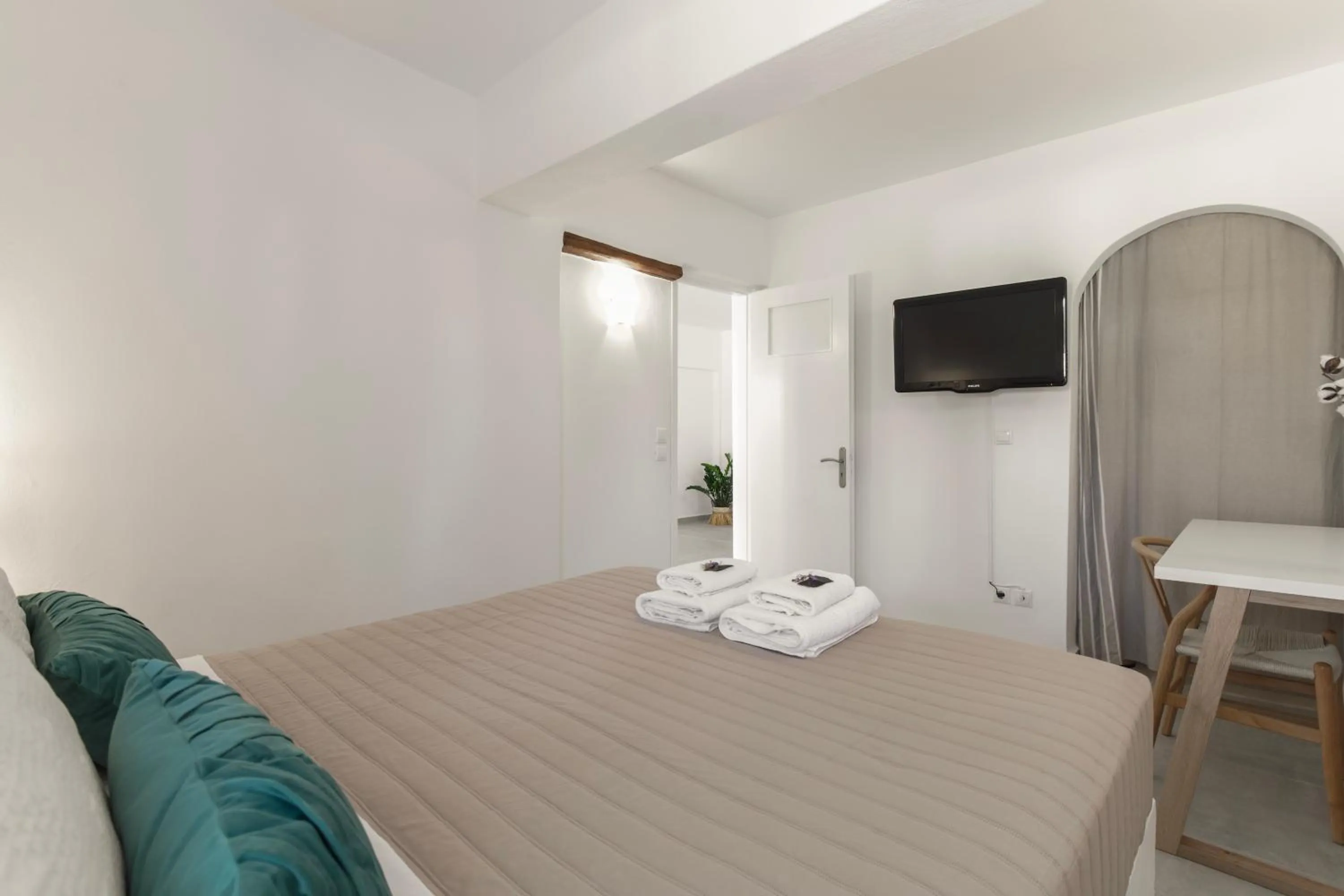 Photo of the whole room, Bed in Margarita Studios Ambelas