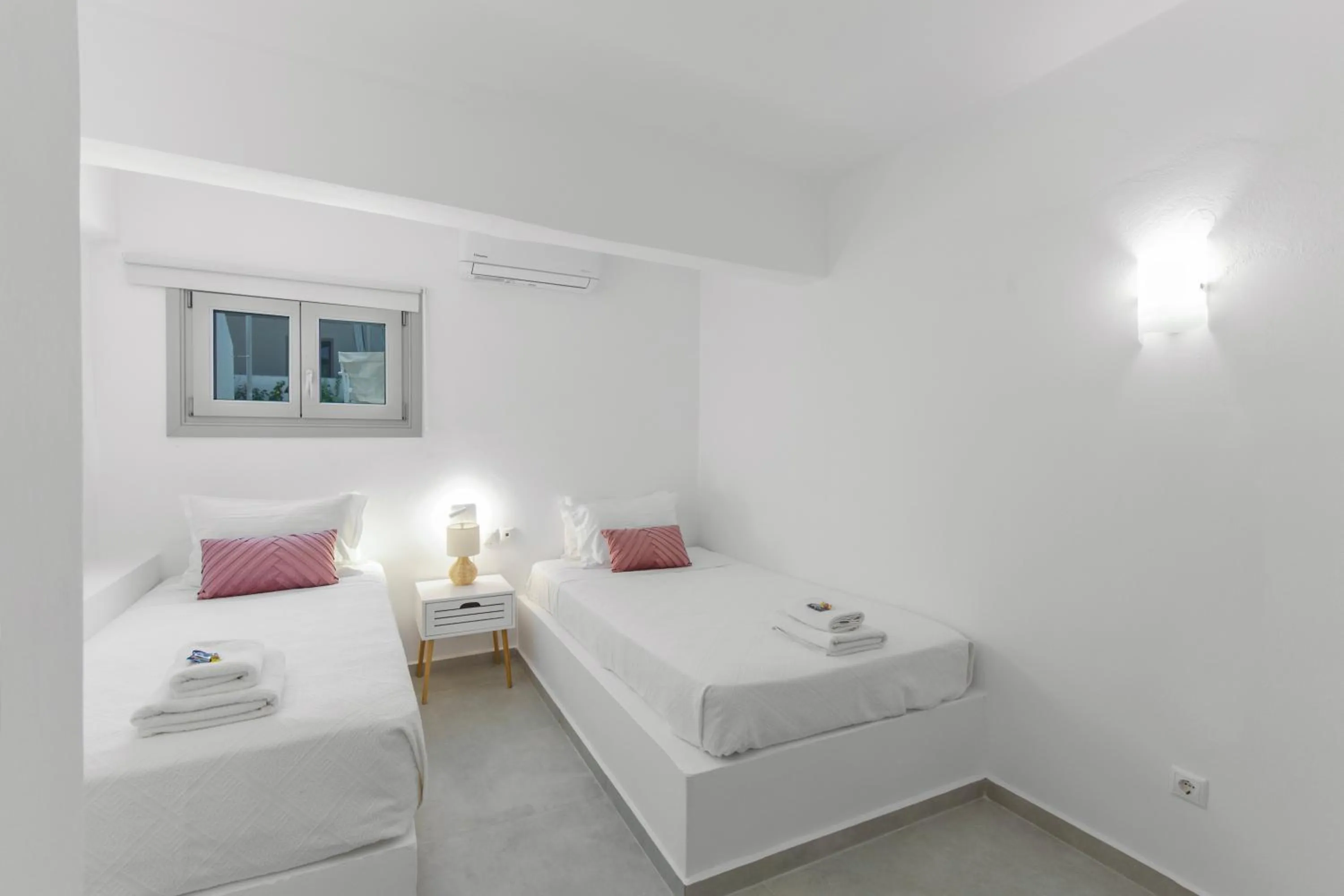 Photo of the whole room, Bed in Margarita Studios Ambelas