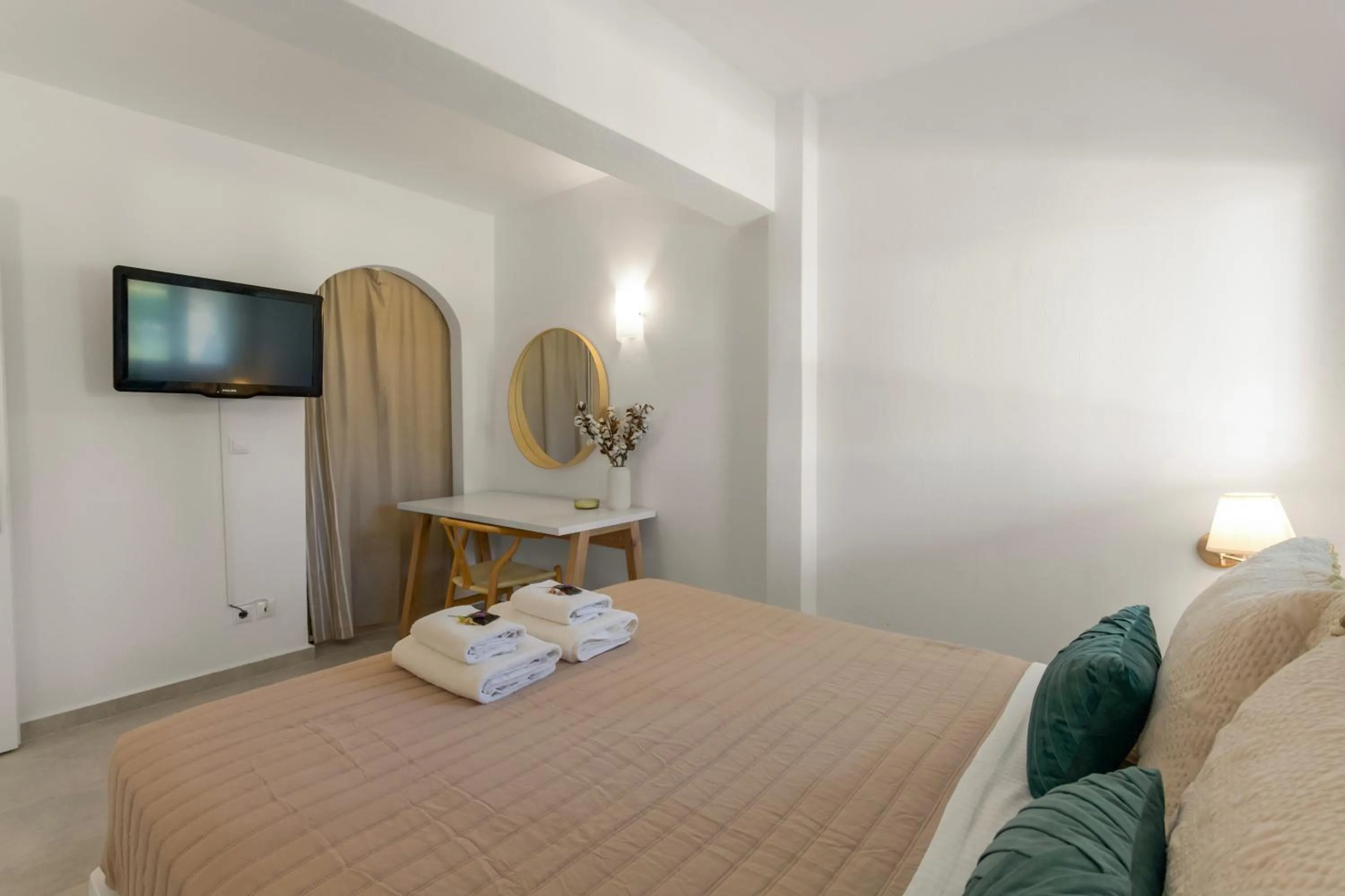 Photo of the whole room, Bed in Margarita Studios Ambelas