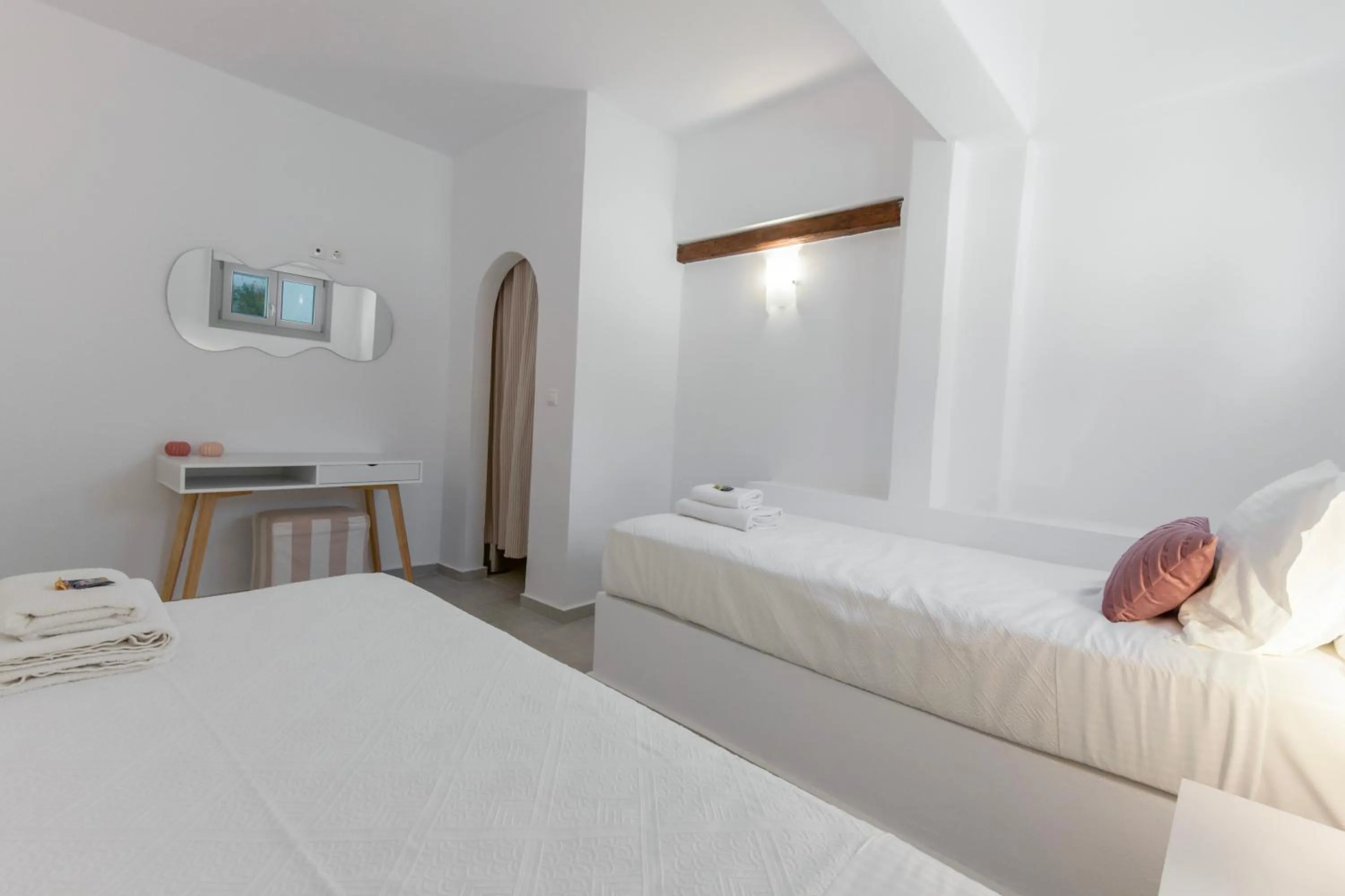 Photo of the whole room, Bed in Margarita Studios Ambelas