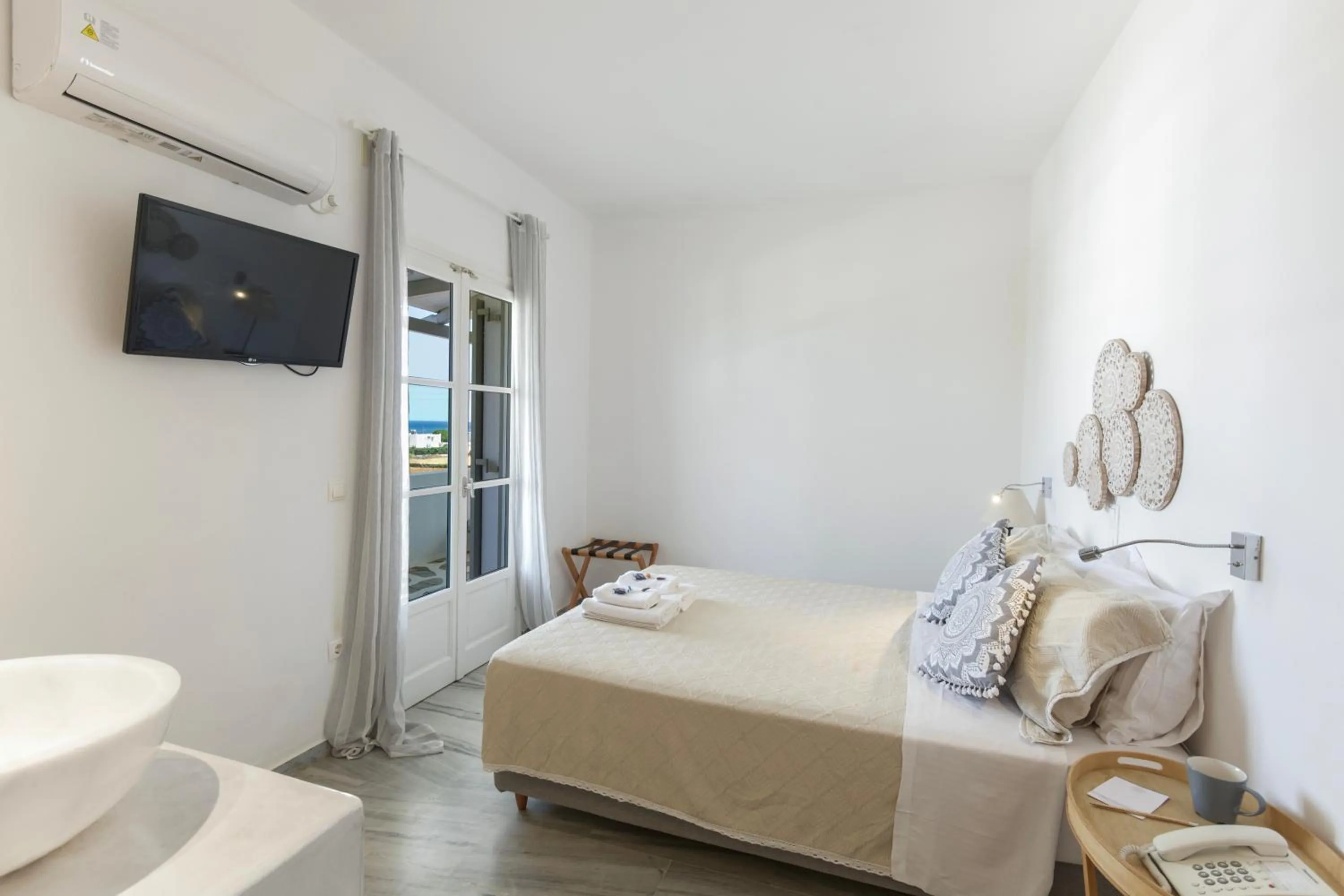 Photo of the whole room, Bed in Margarita Studios Ambelas