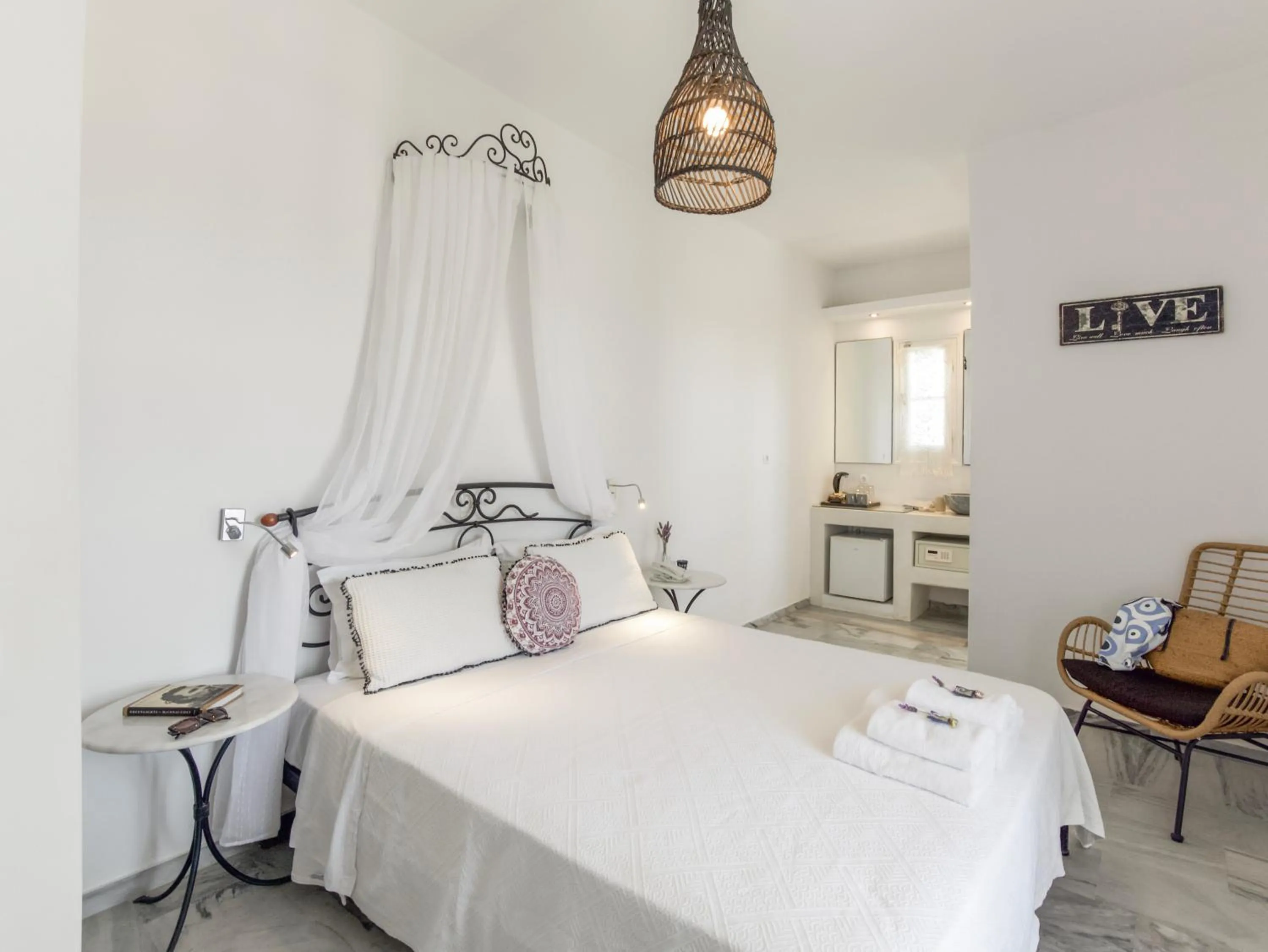 Photo of the whole room, Bed in Margarita Studios Ambelas