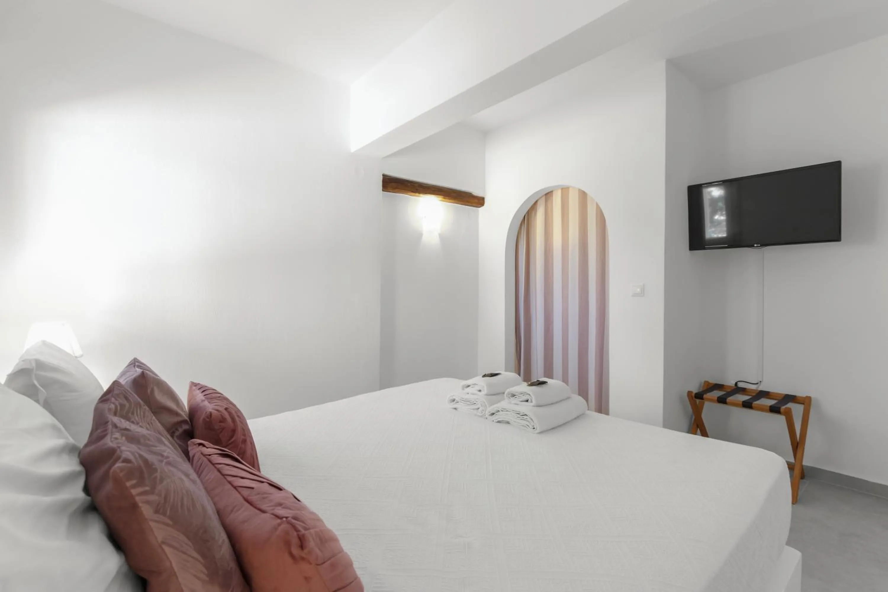 Photo of the whole room, Bed in Margarita Studios Ambelas