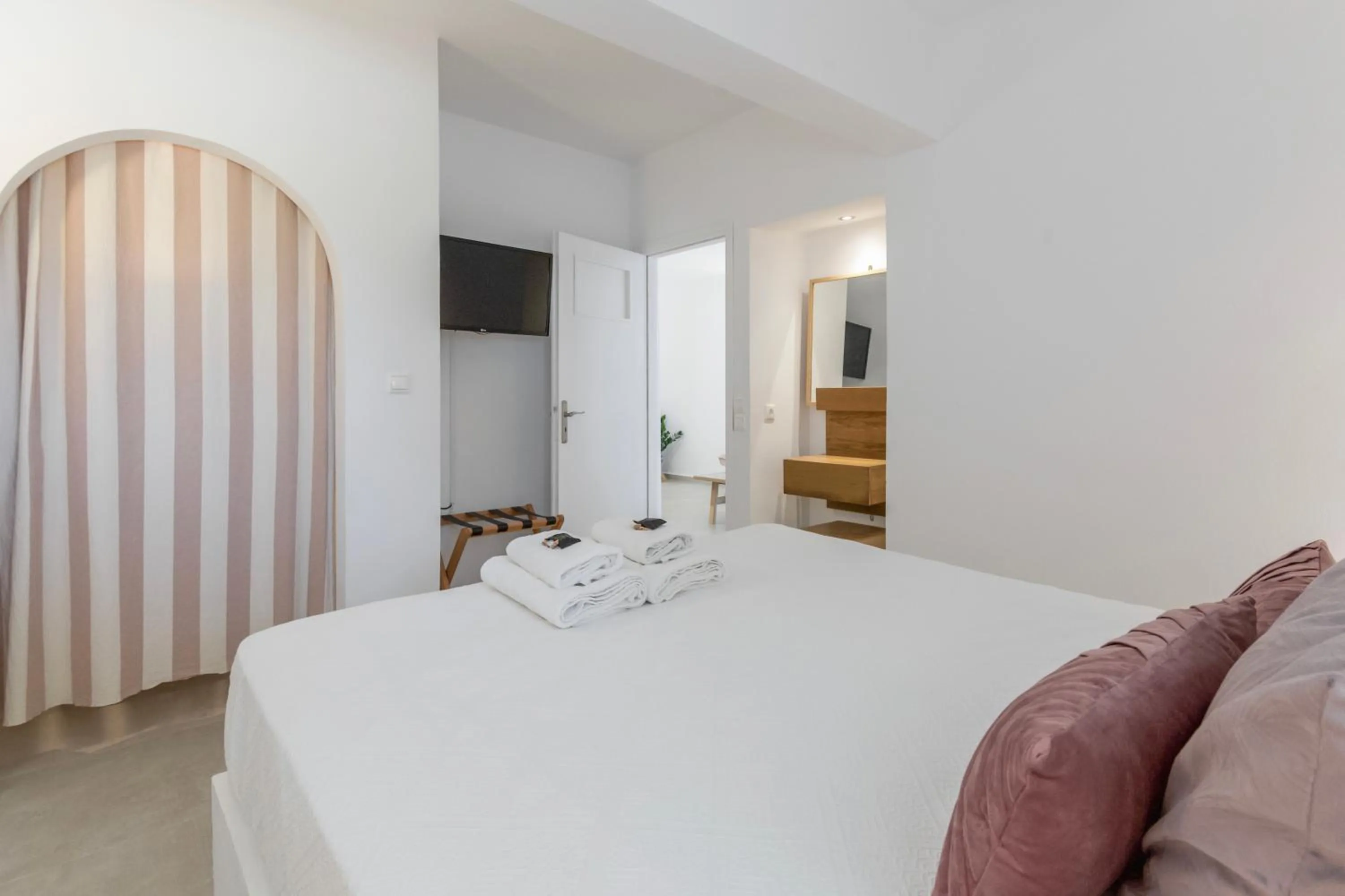 Photo of the whole room, Bed in Margarita Studios Ambelas