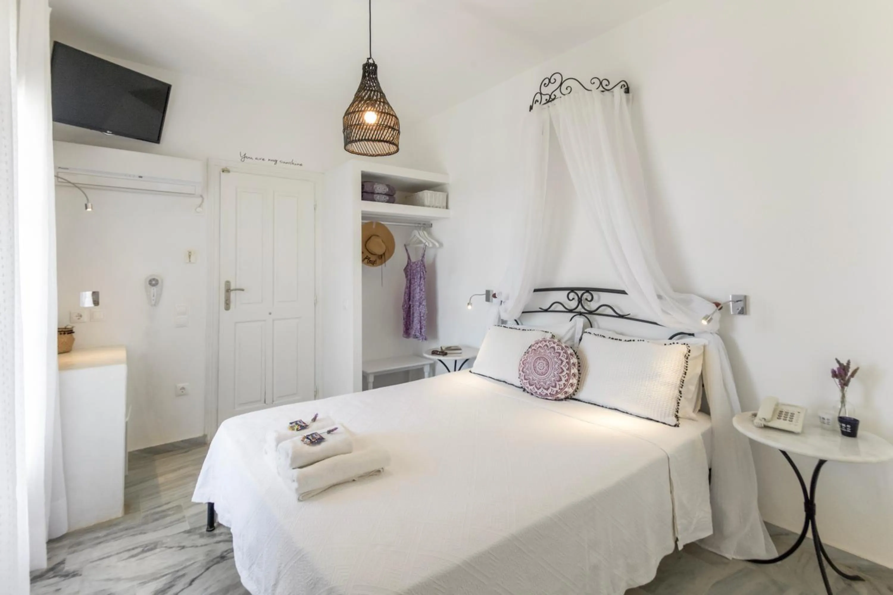 Photo of the whole room, Bed in Margarita Studios Ambelas