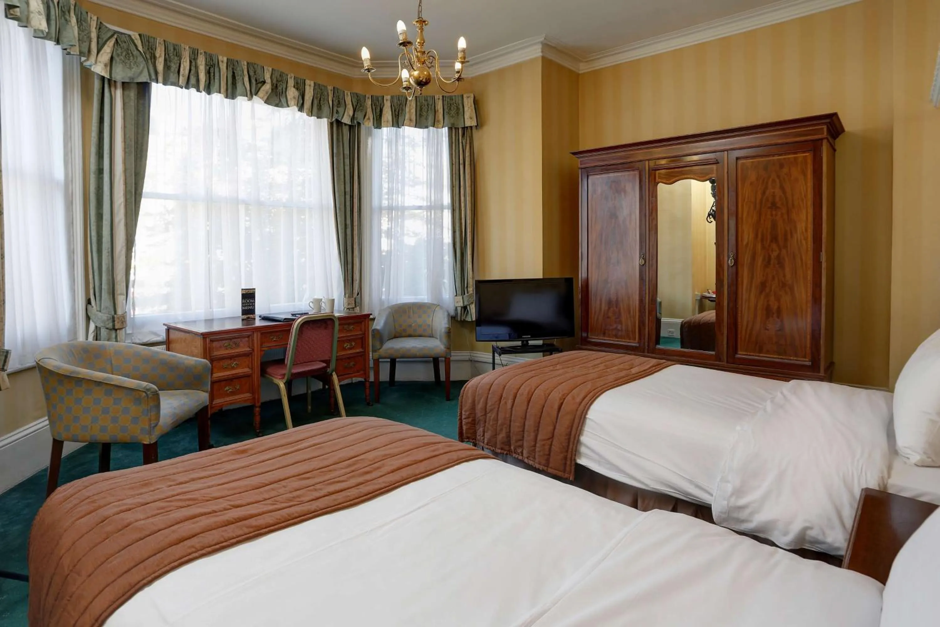 Photo of the whole room, Bed in Best Western Swiss Cottage Hotel