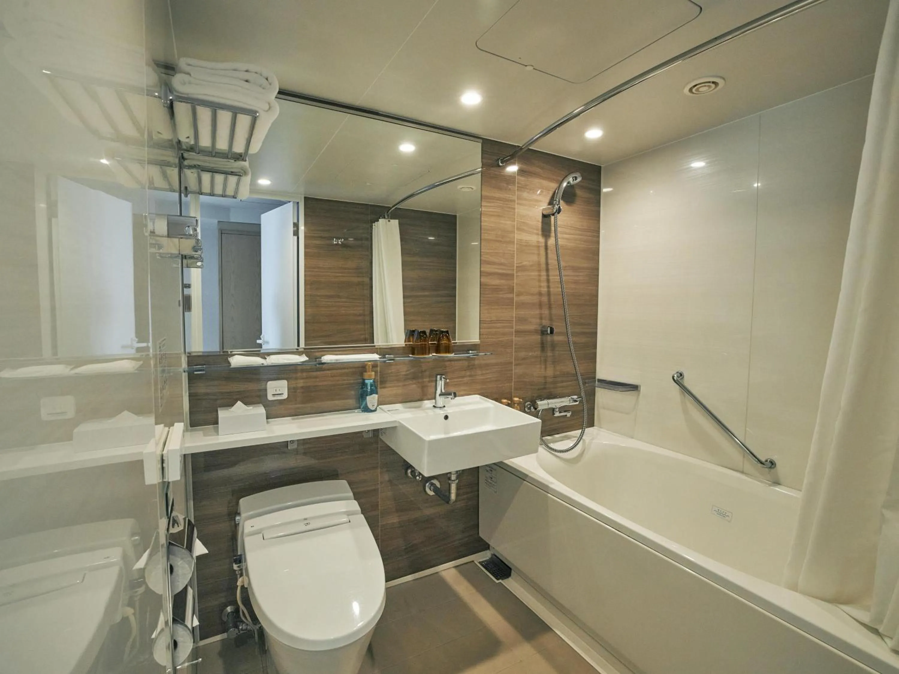 Shower in Hotel Traveltine Kyoto Kiyamachi