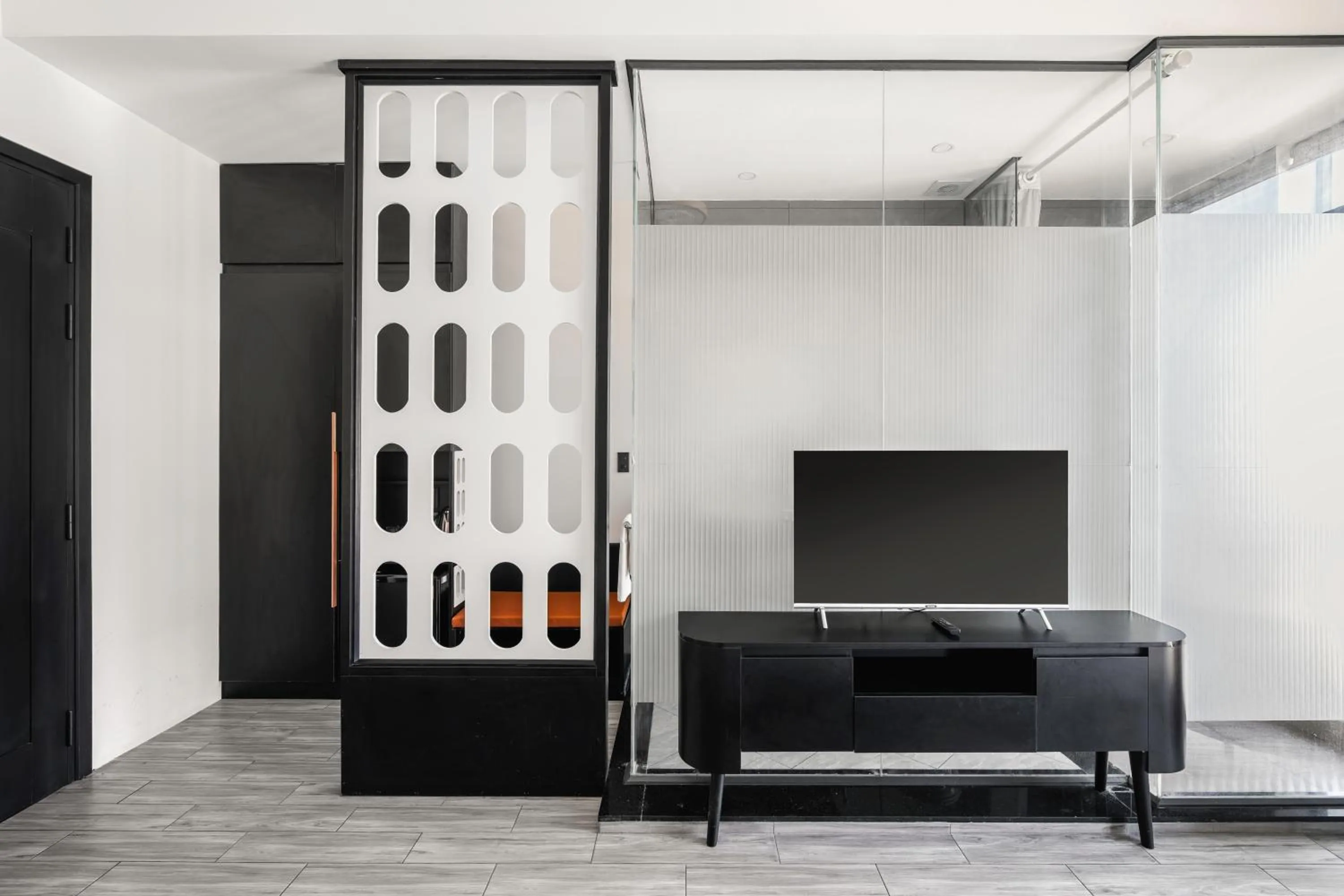 TV and multimedia in Greenview City Hotel