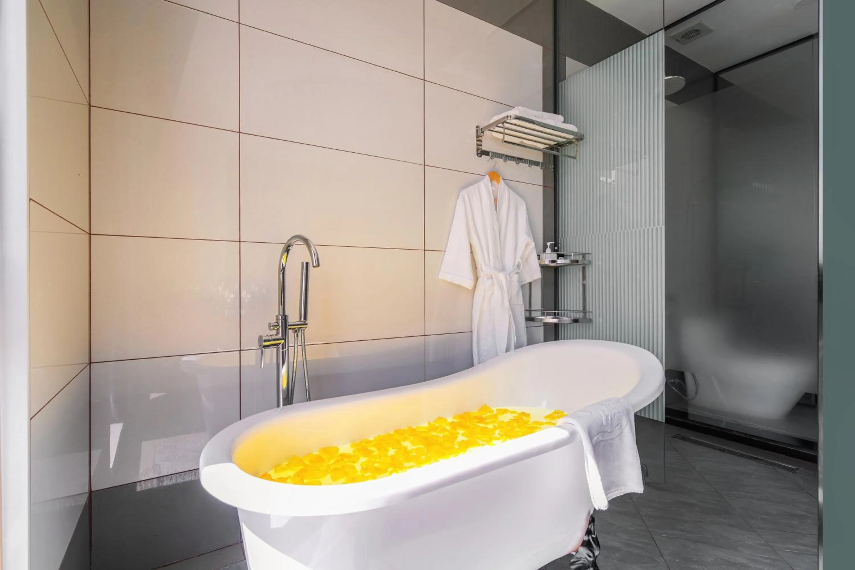 Bath in Greenview City Hotel