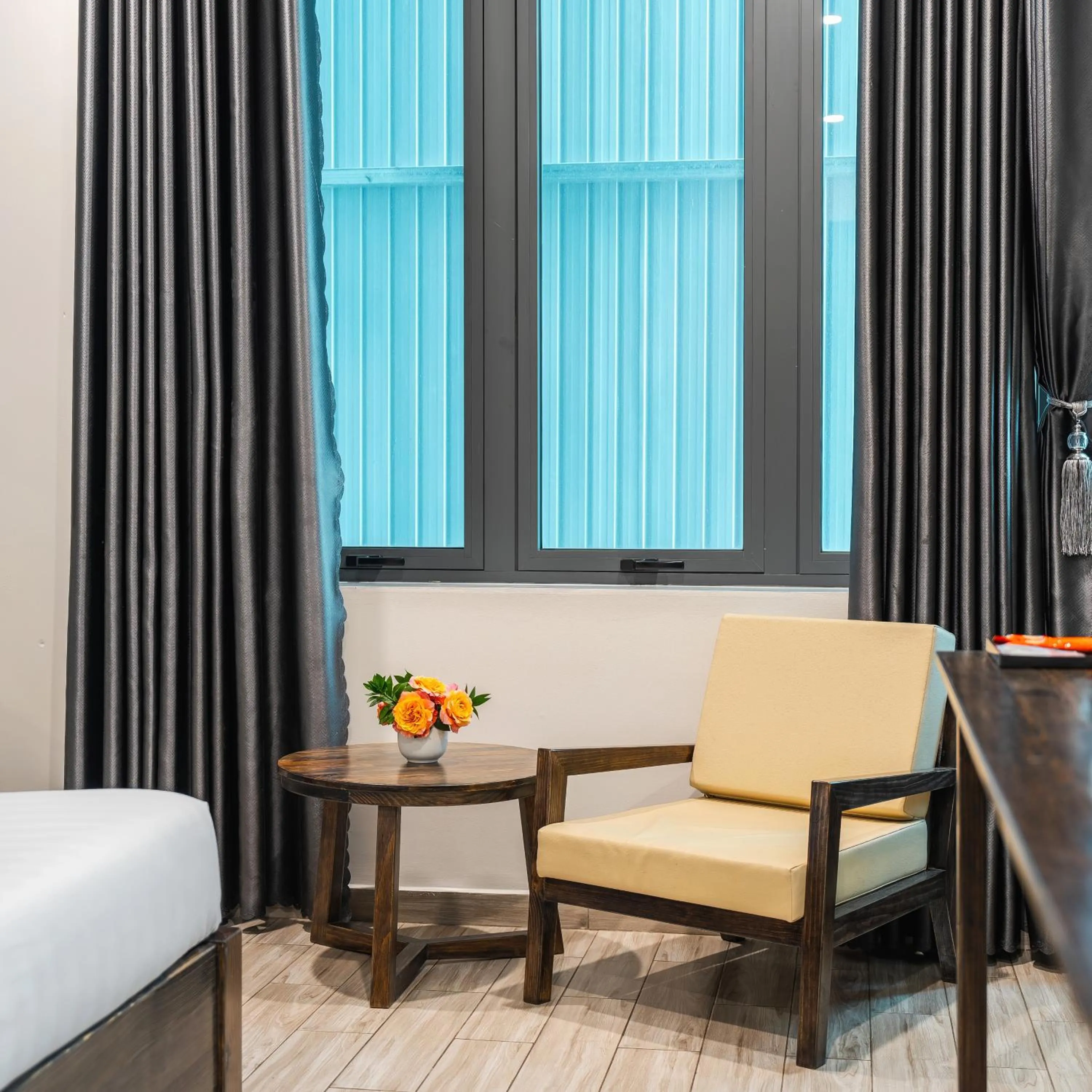 Seating area in Greenview City Hotel