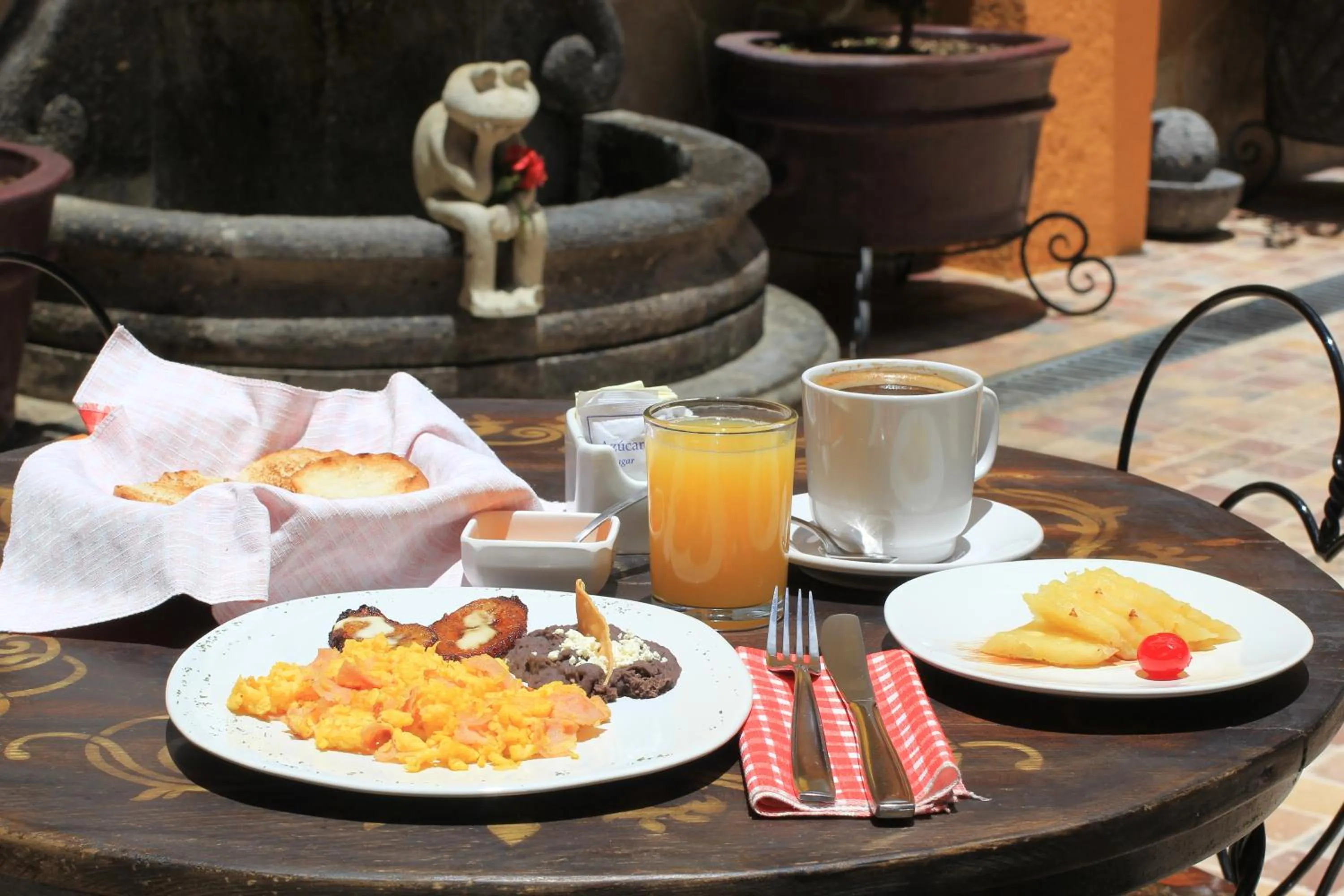 Food and drinks in HOTEL PLAZA SAN CRISTOBAL INN