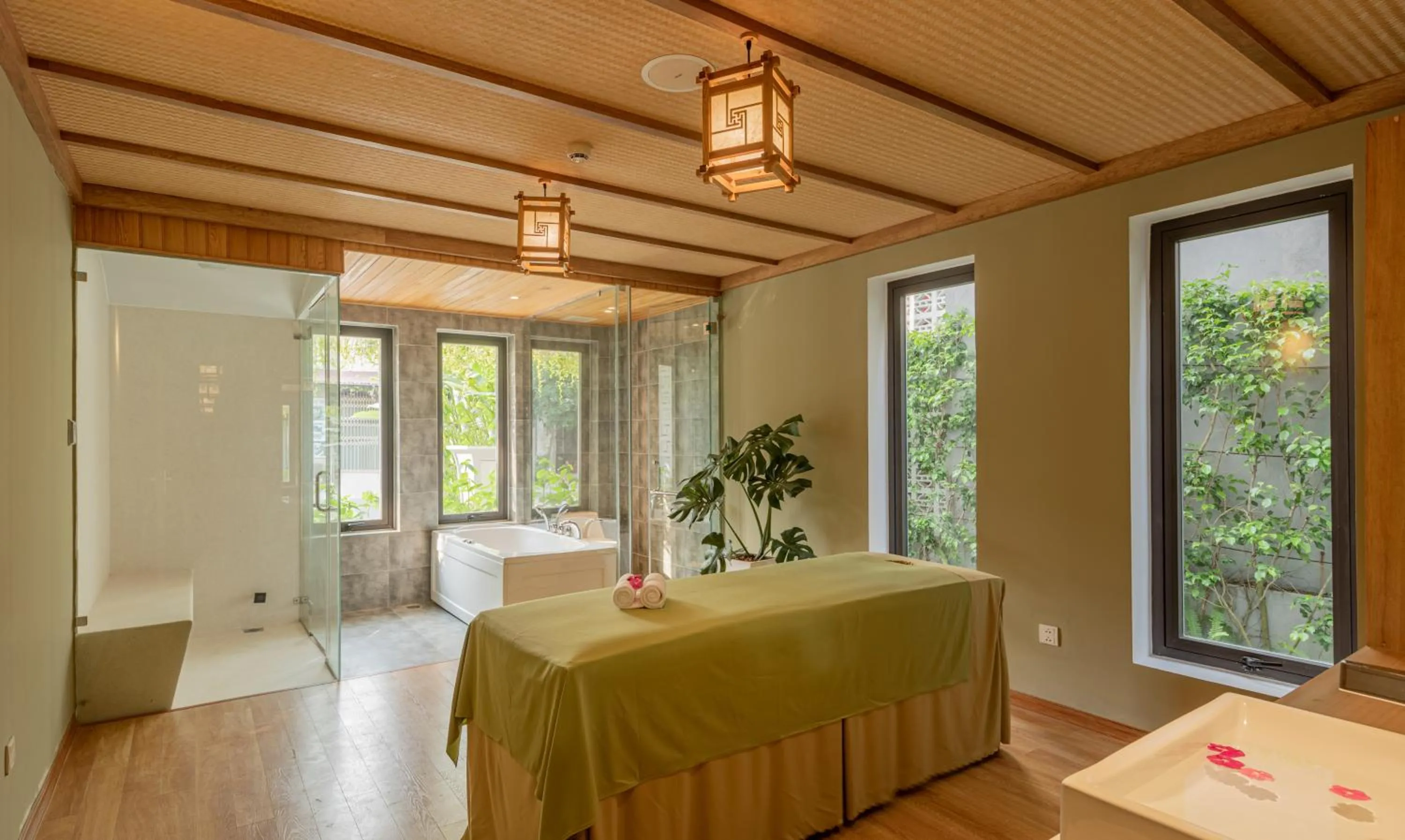 Hot Tub, Bed in The Saga Hotel Hoi An