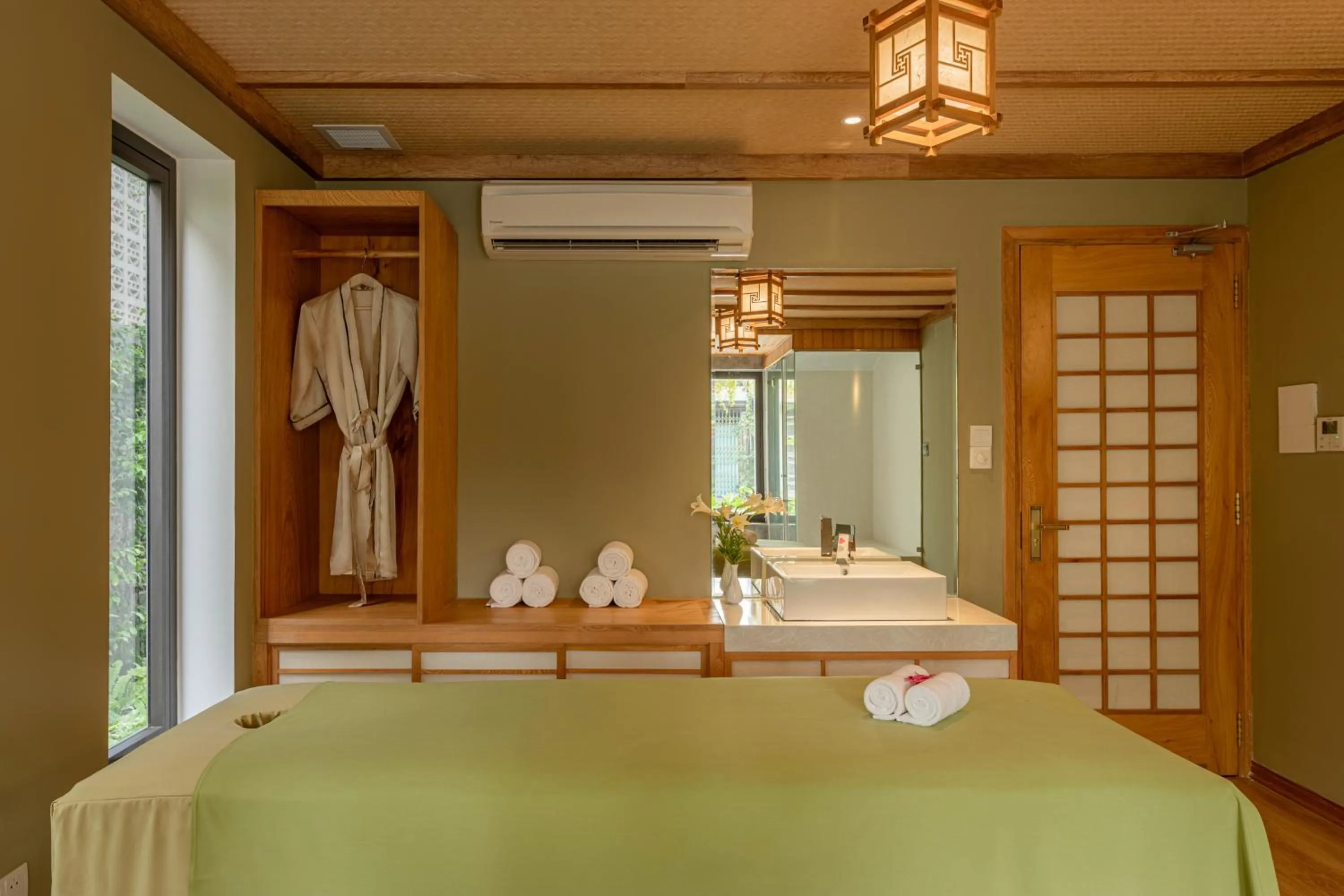 Massage, Bed in The Saga Hotel Hoi An