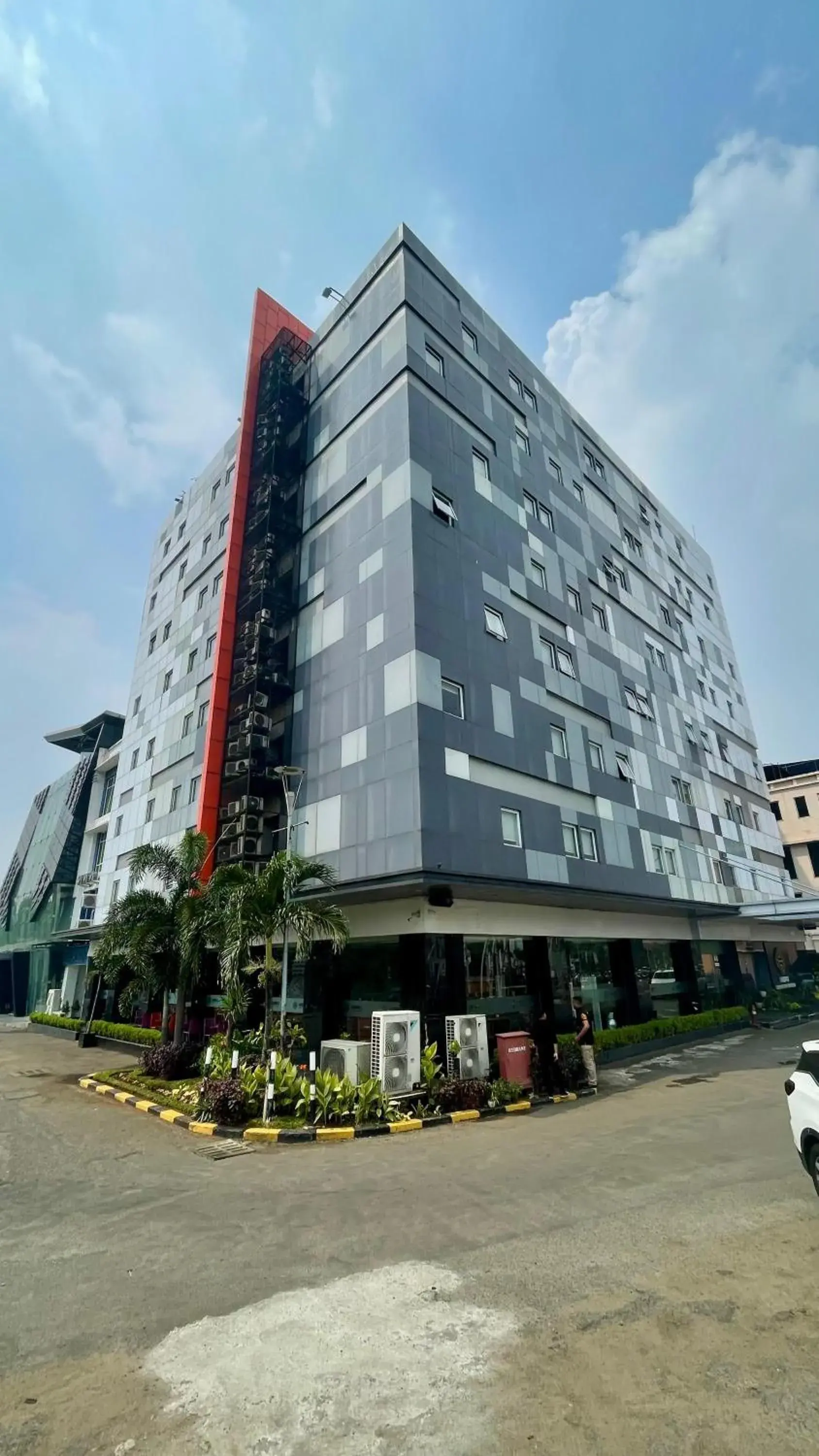 Property building in HORU HOTEL MANGGA DUA SQUARE Property building in HORU HOTEL MANGGA DUA SQUARE