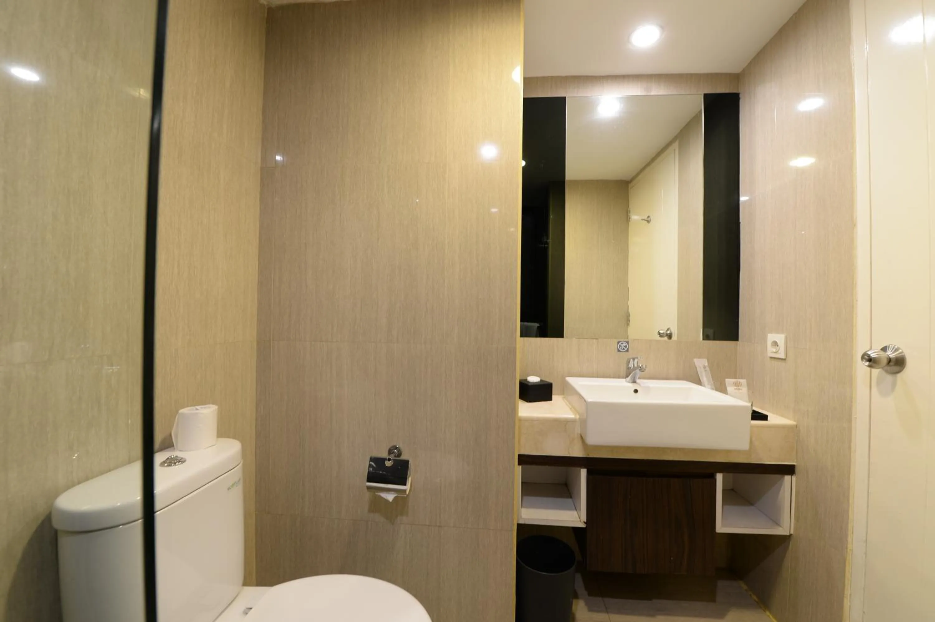 Bathroom in HORU HOTEL MANGGA DUA SQUARE