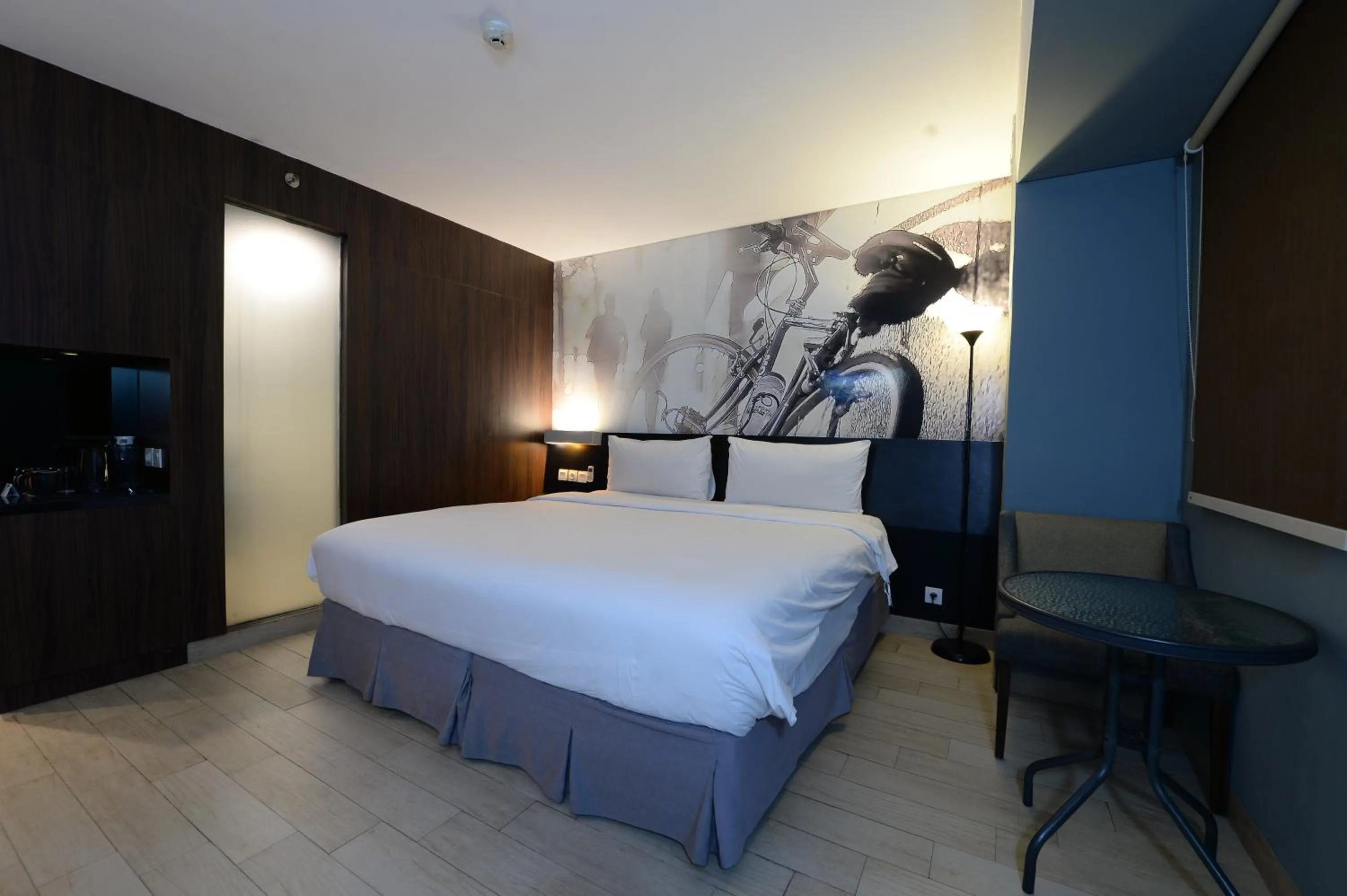 Guests, Bed in HORU HOTEL MANGGA DUA SQUARE
