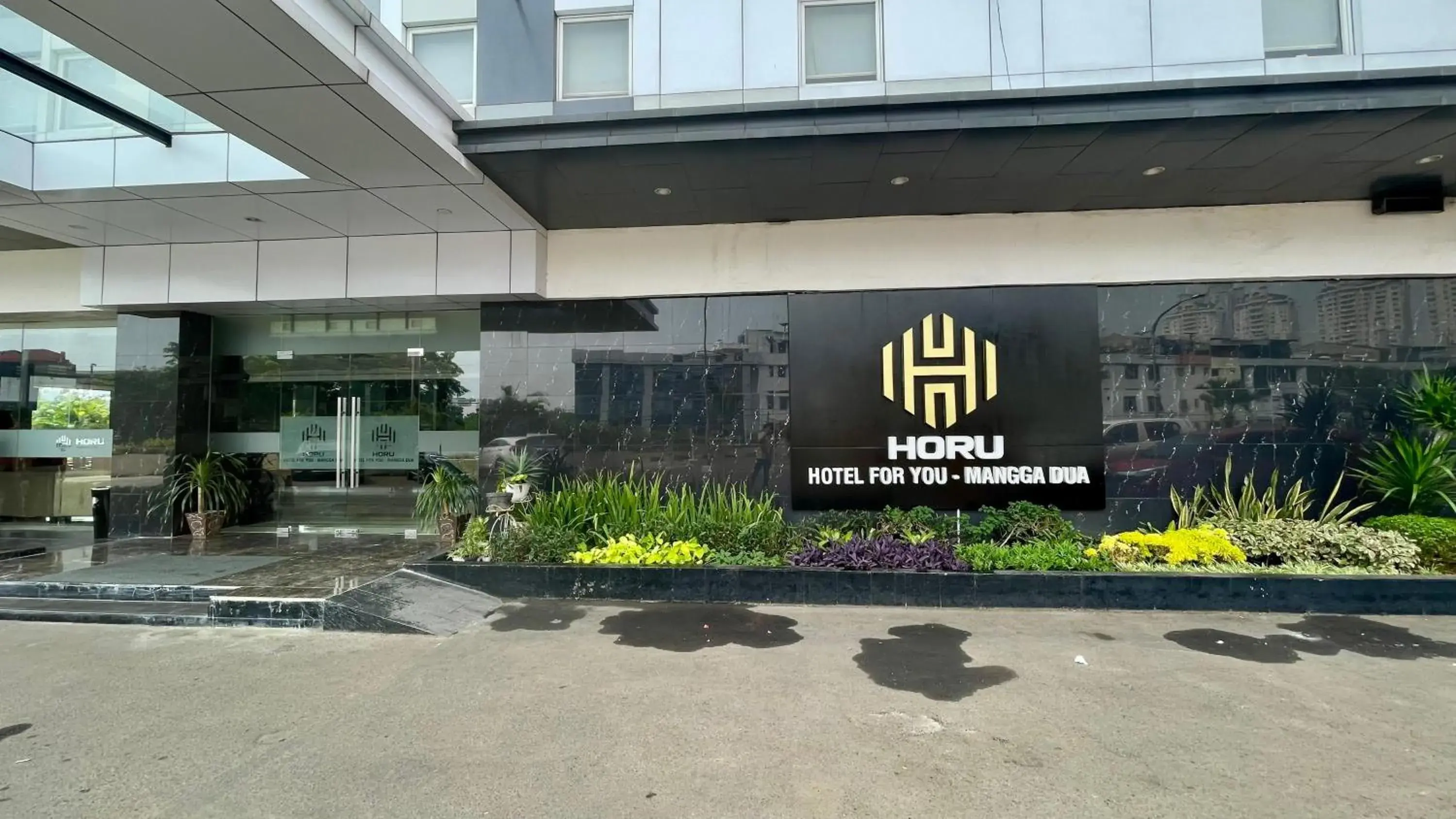 Facade/entrance in HORU HOTEL MANGGA DUA SQUARE Facade/entrance in HORU HOTEL MANGGA DUA SQUARE