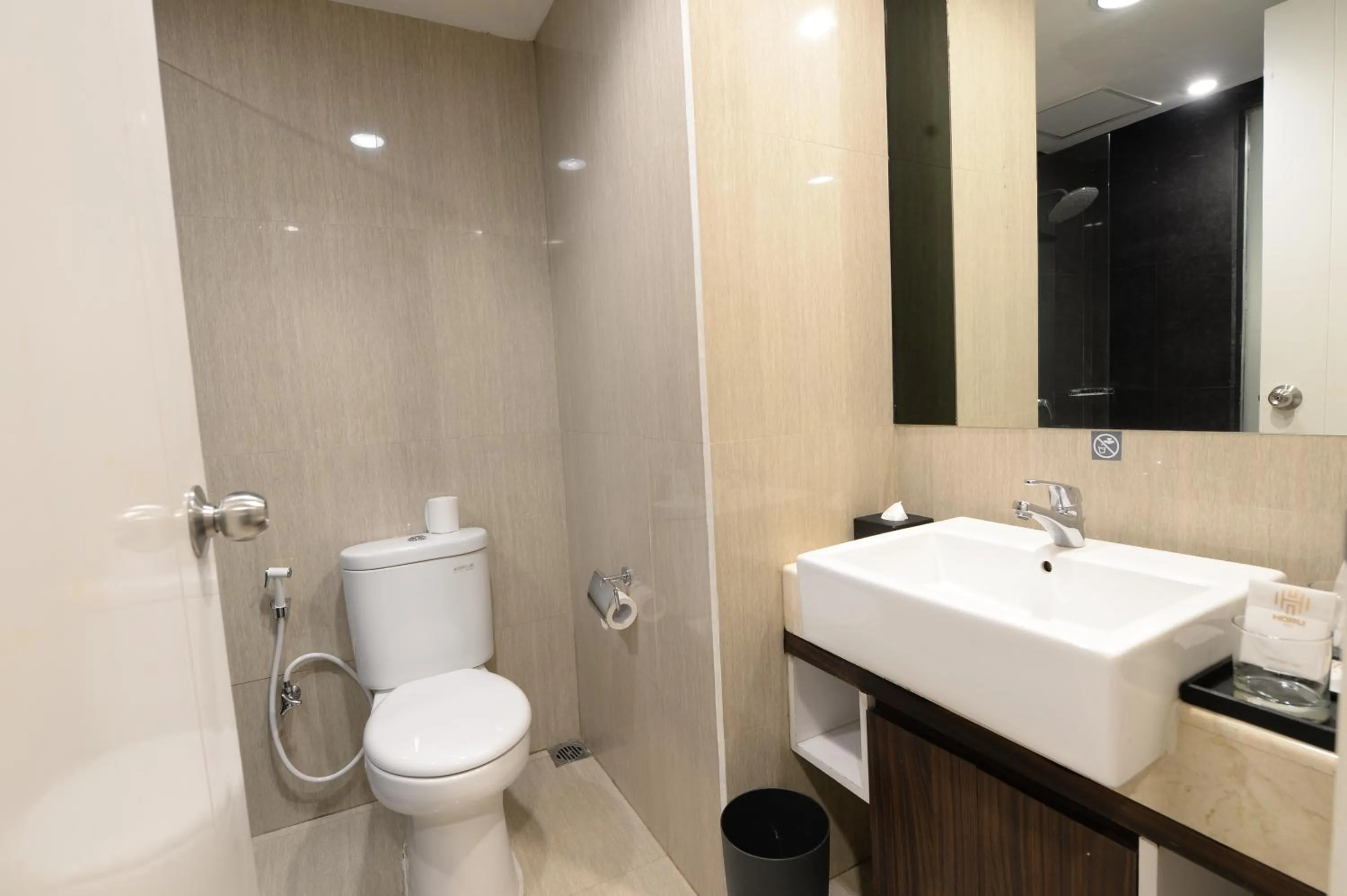 Bathroom in HORU HOTEL MANGGA DUA SQUARE